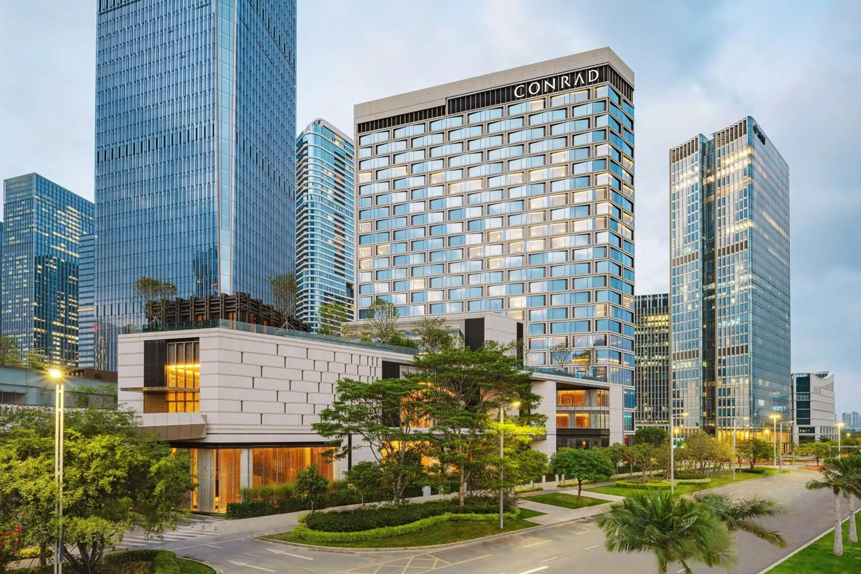 Conrad Shenzhen, the first art museum hotel in Greater Bay Area with the stunning bay and sunset view in the hotel terrace Conrad Shenzhen, the first art museum hotel in Greater Bay Area with the stunning bay and sunset view in the hotel terrace