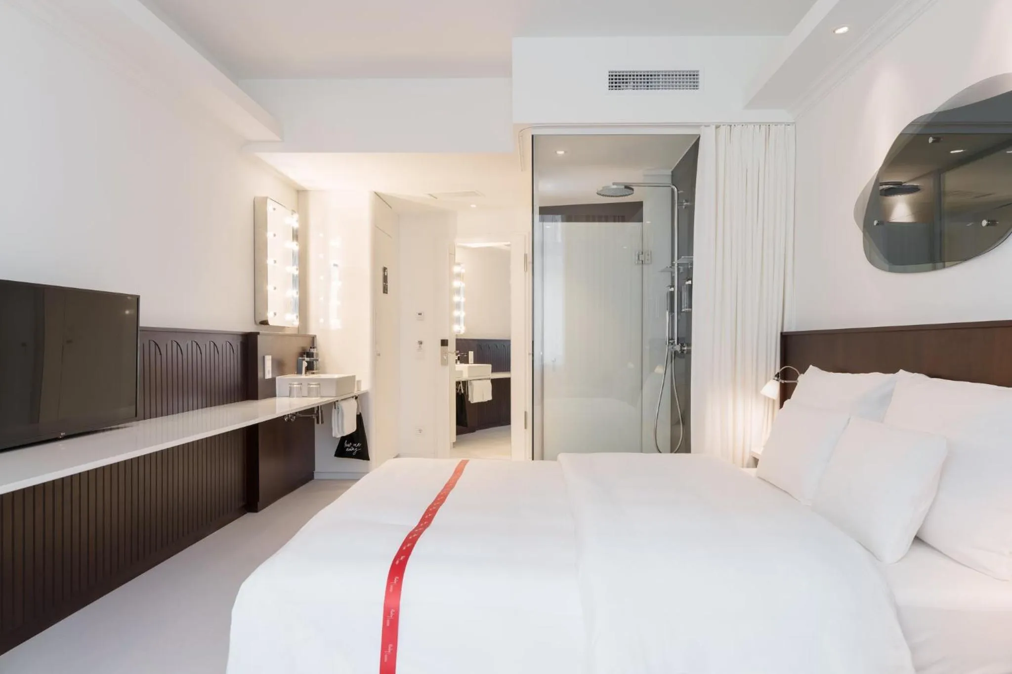 Bathroom, Bed in Ruby Hanna Hotel Stuttgart