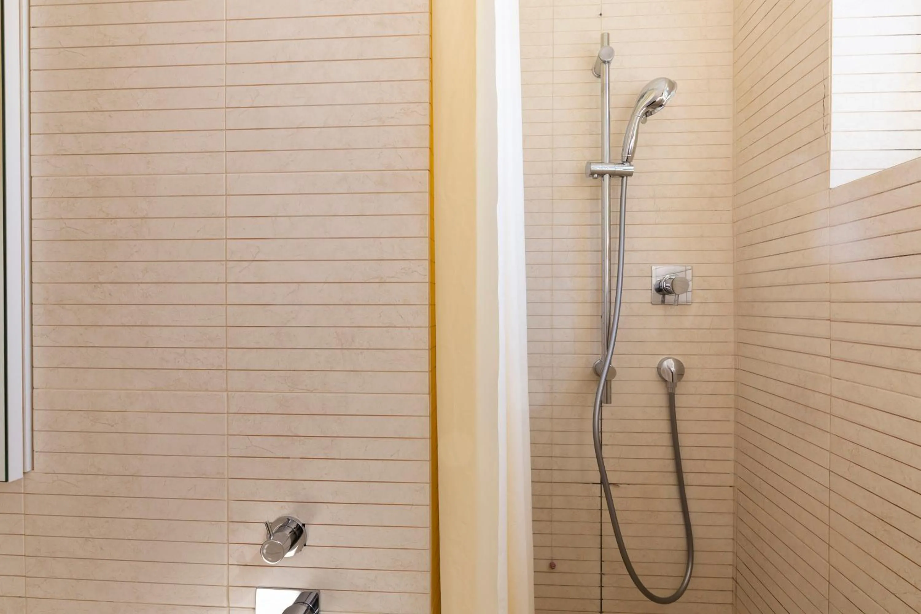 Shower in Twins Apartment - Tolstoj District