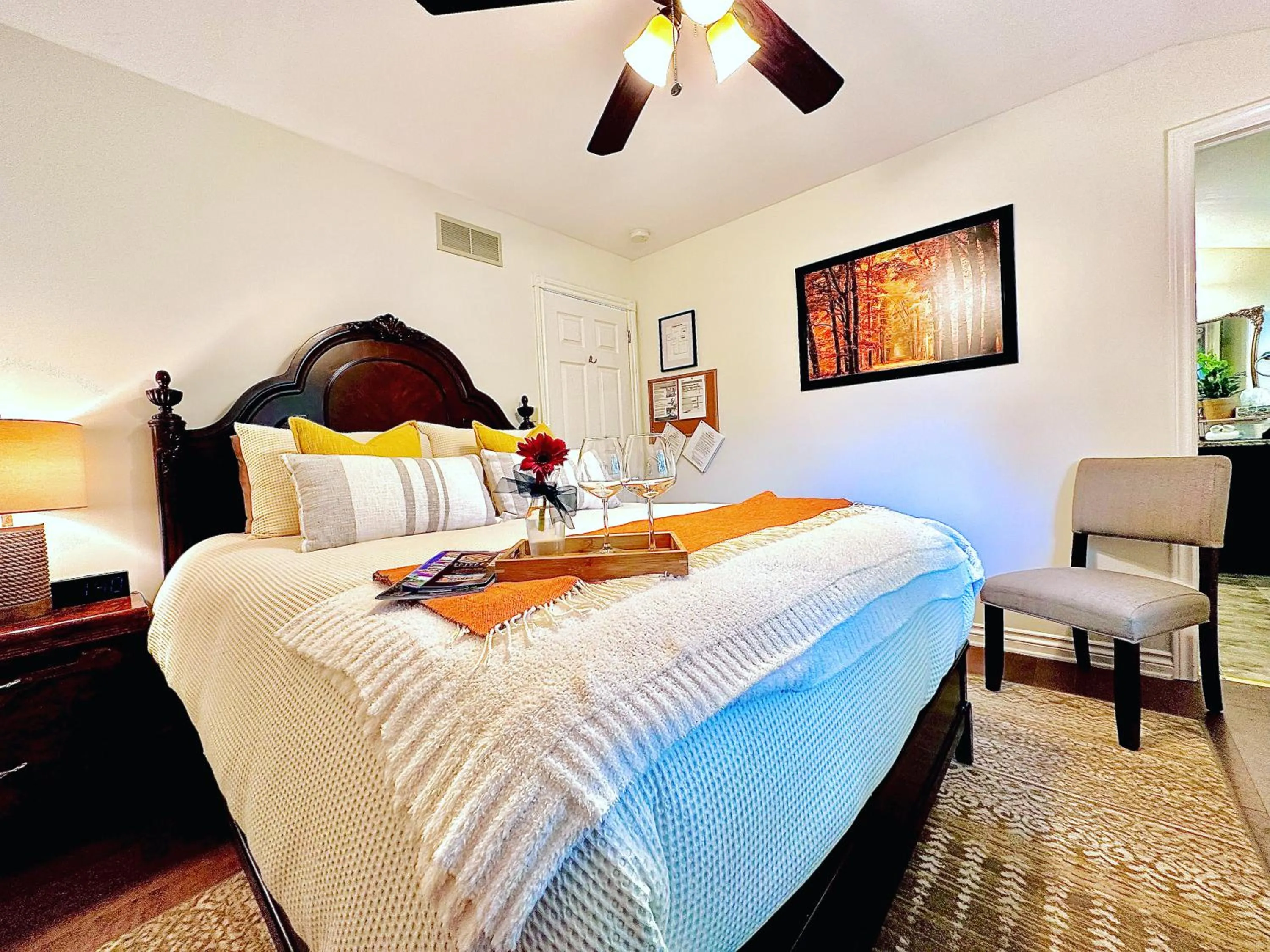 Bedroom, Bed in Settlers Suites