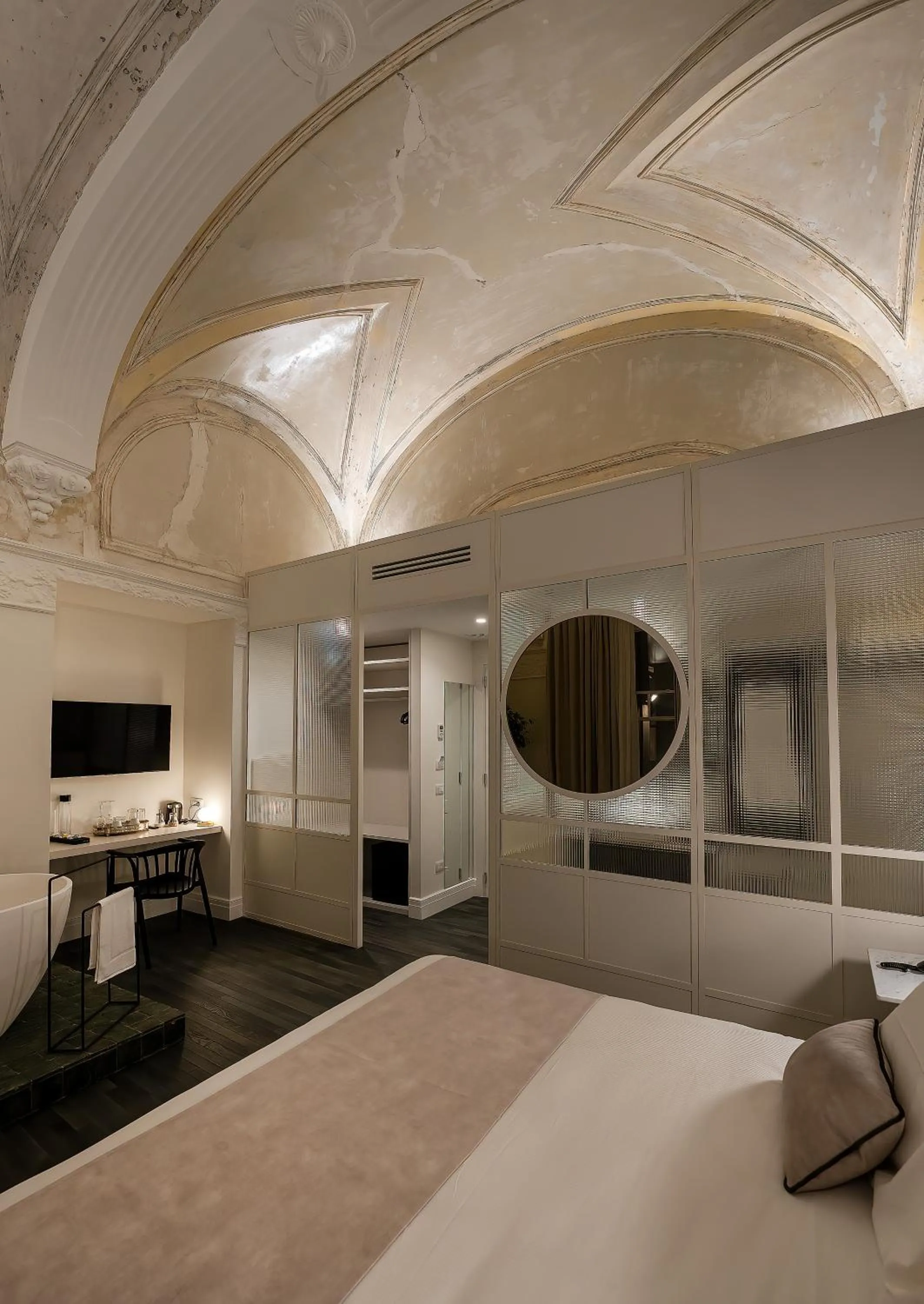 Decorative detail, Bed in Artemisia Domus - Giardino