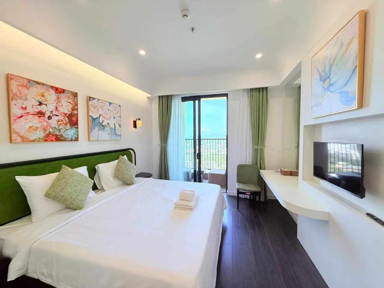 Bed in Sea Sunset Hotel Phu Quoc - Welcome to a mixing world of friends