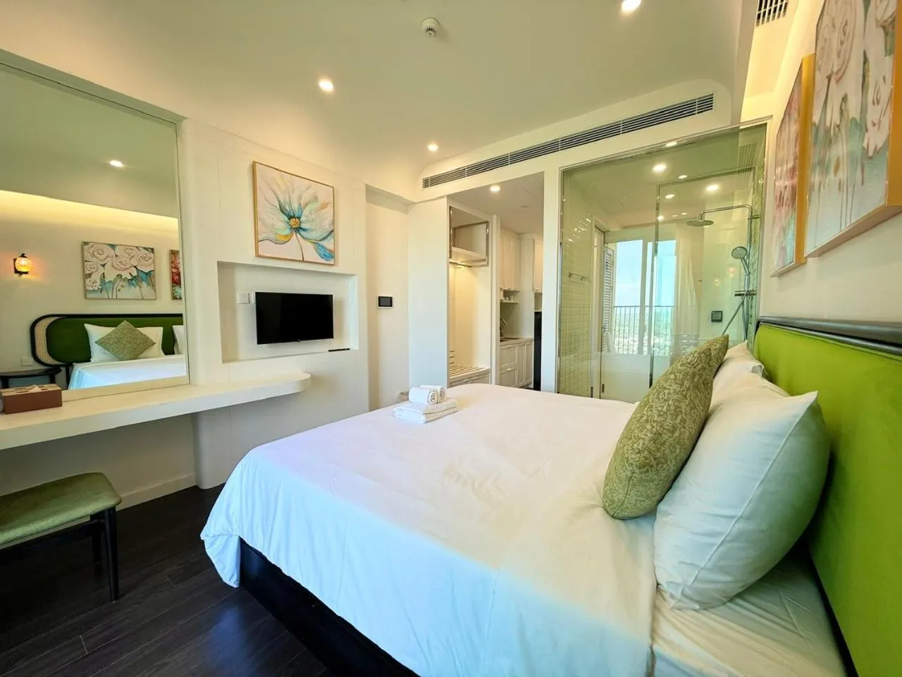 Bed in Sea Sunset Hotel Phu Quoc - Welcome to a mixing world of friends