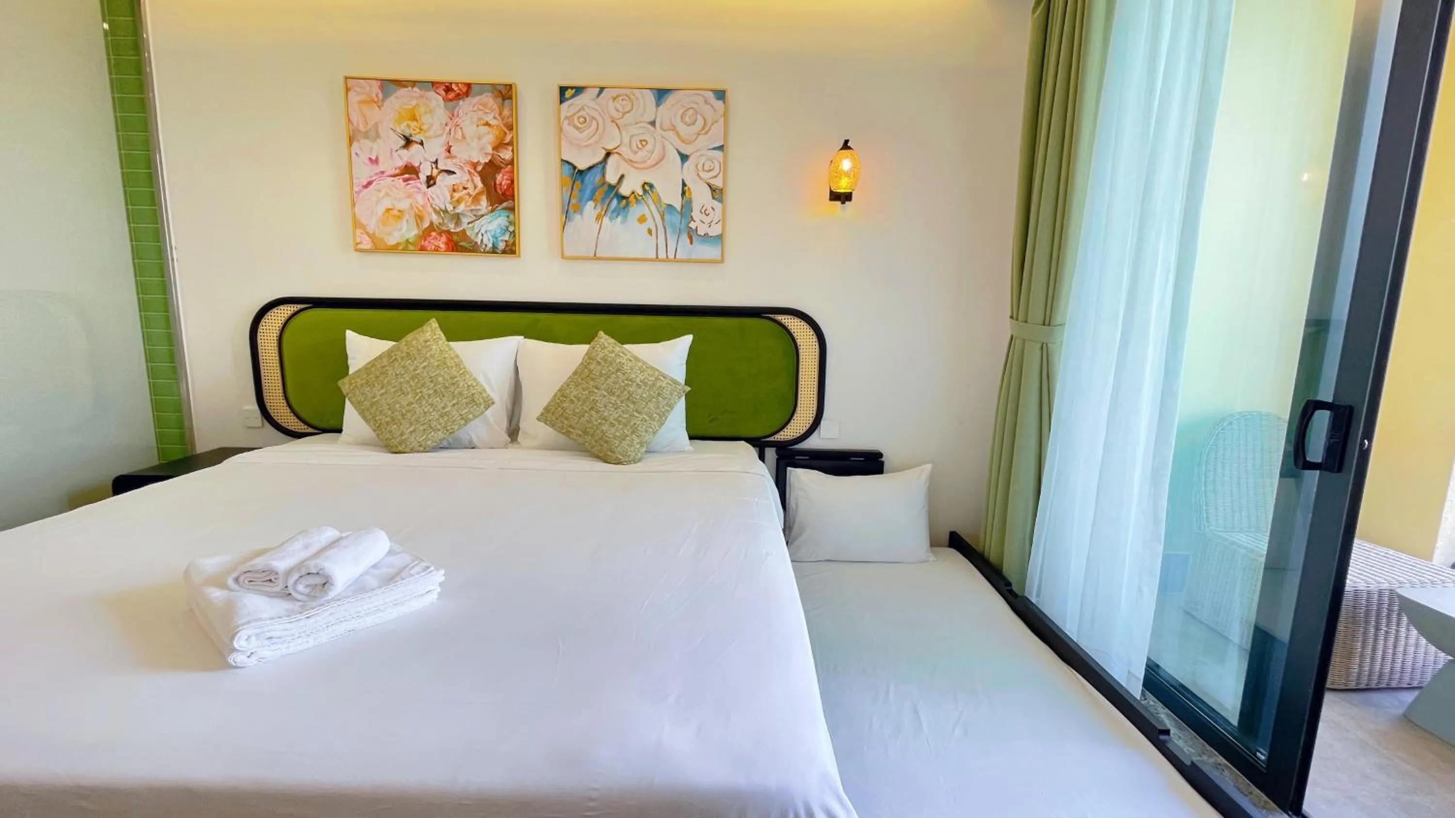 Bed in Sea Sunset Hotel Phu Quoc - Welcome to a mixing world of friends
