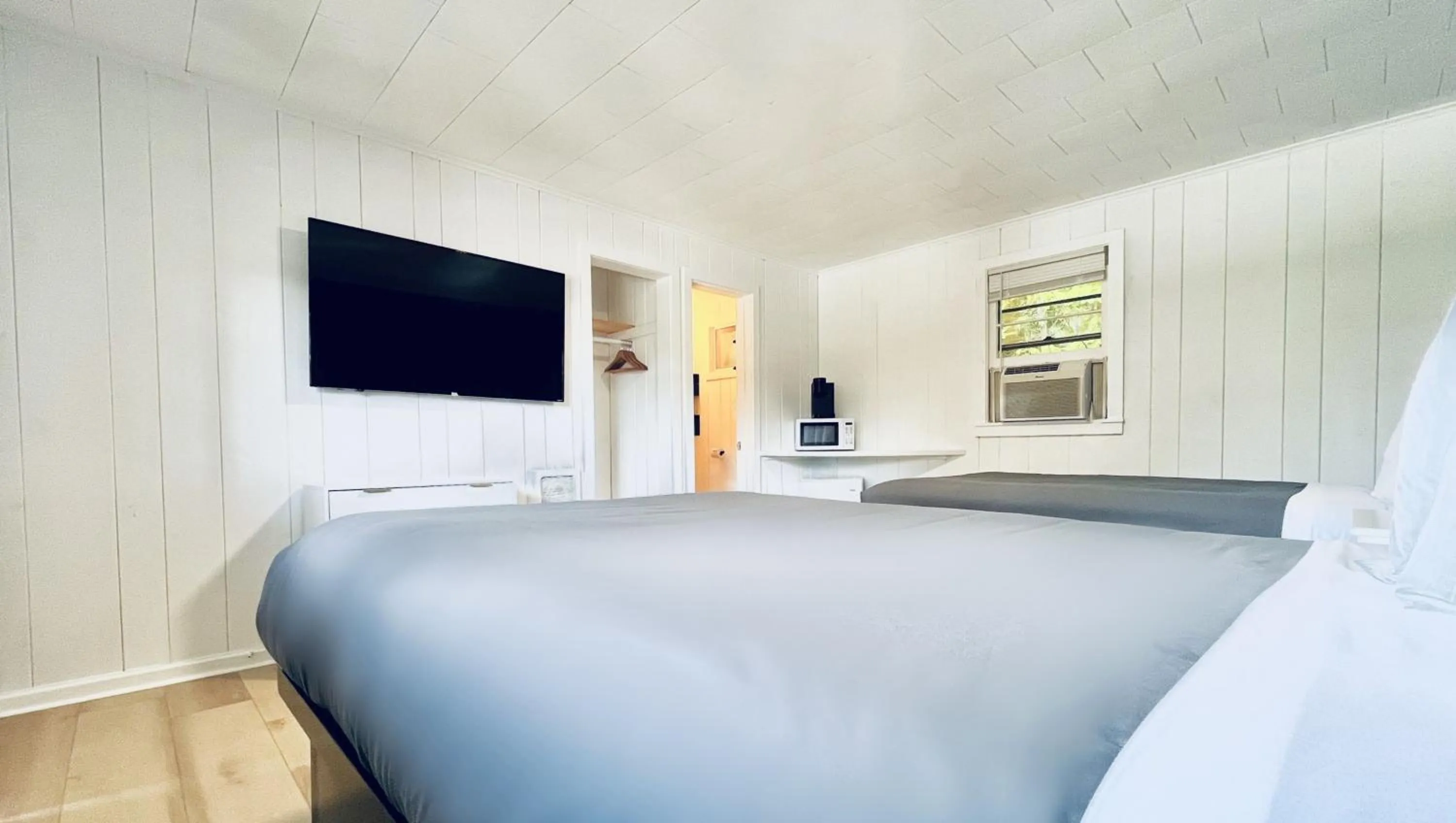 Photo of the whole room, Bed in Motel Luzerne