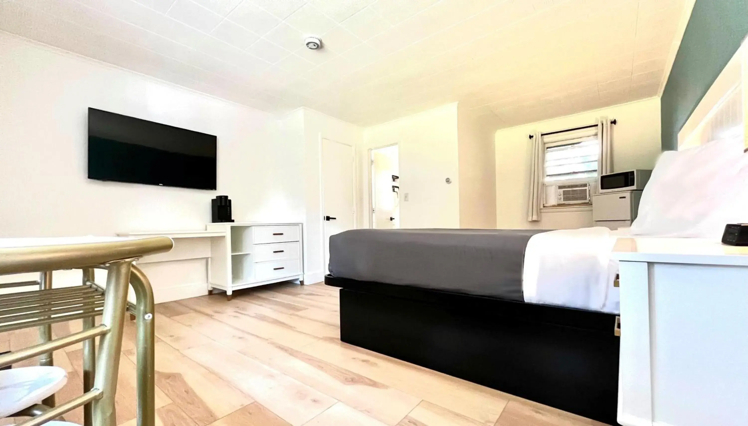 Photo of the whole room, Bed in Motel Luzerne Photo of the whole room, Bed in Motel Luzerne