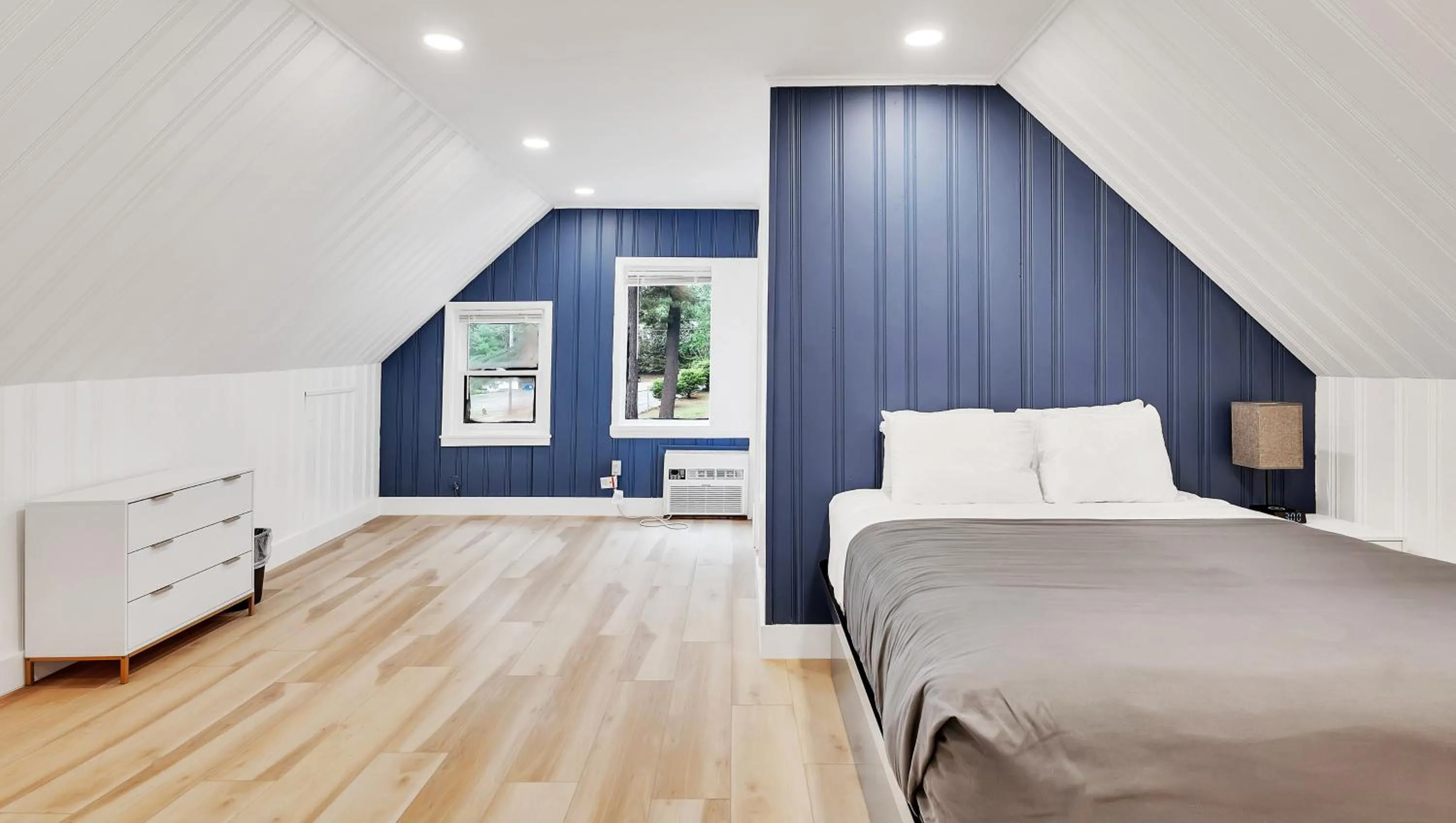 Photo of the whole room, Bed in Motel Luzerne