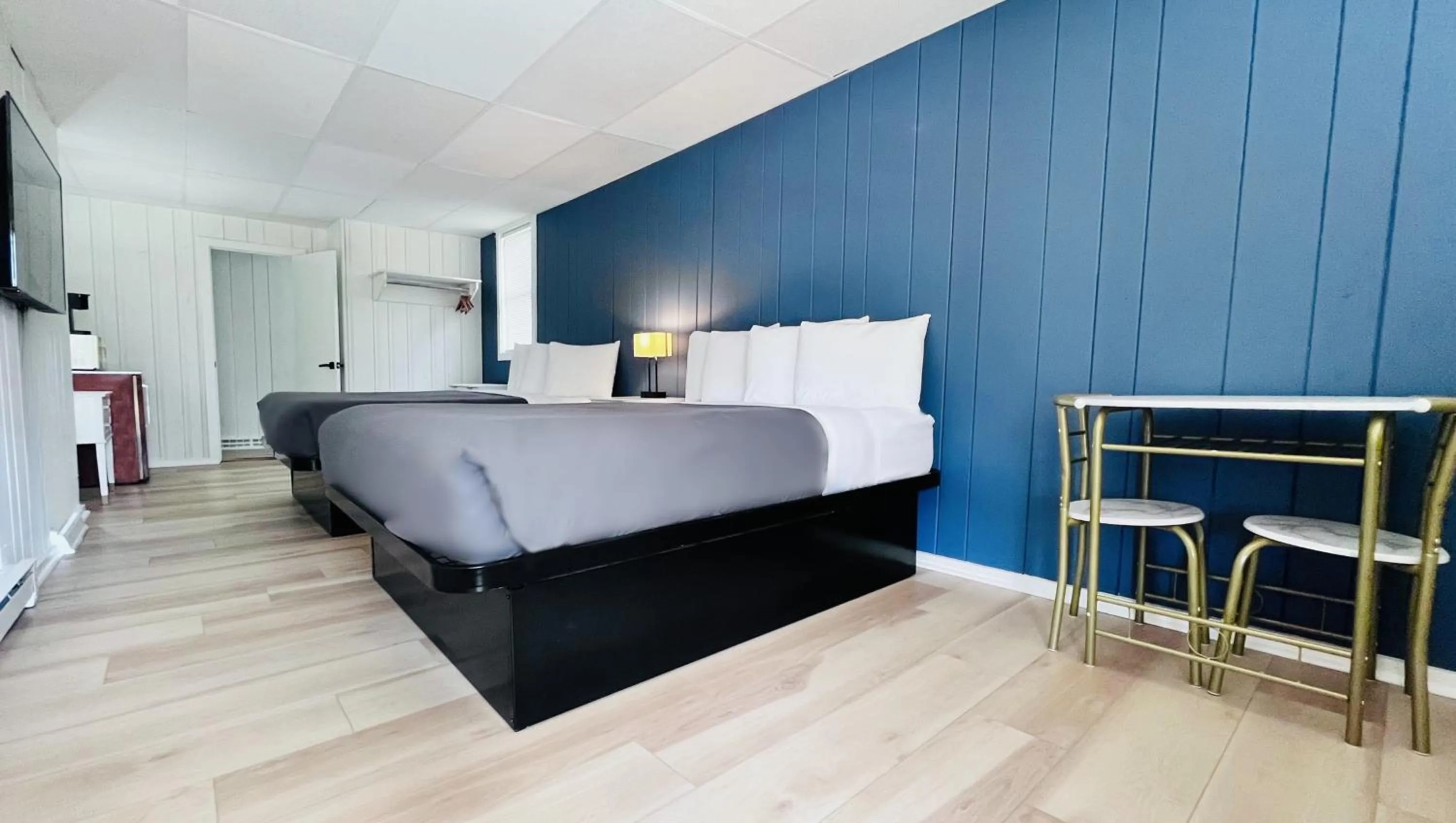 Photo of the whole room, Bed in Motel Luzerne