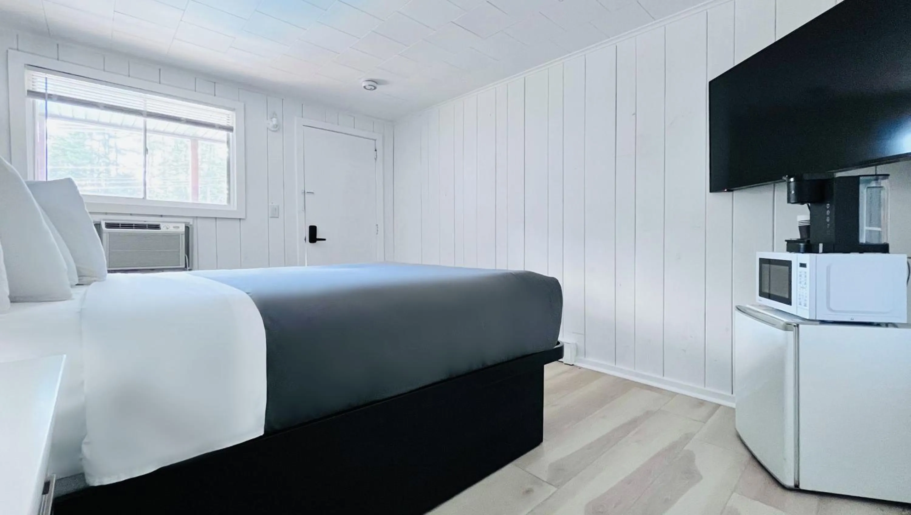 Photo of the whole room, Bed in Motel Luzerne