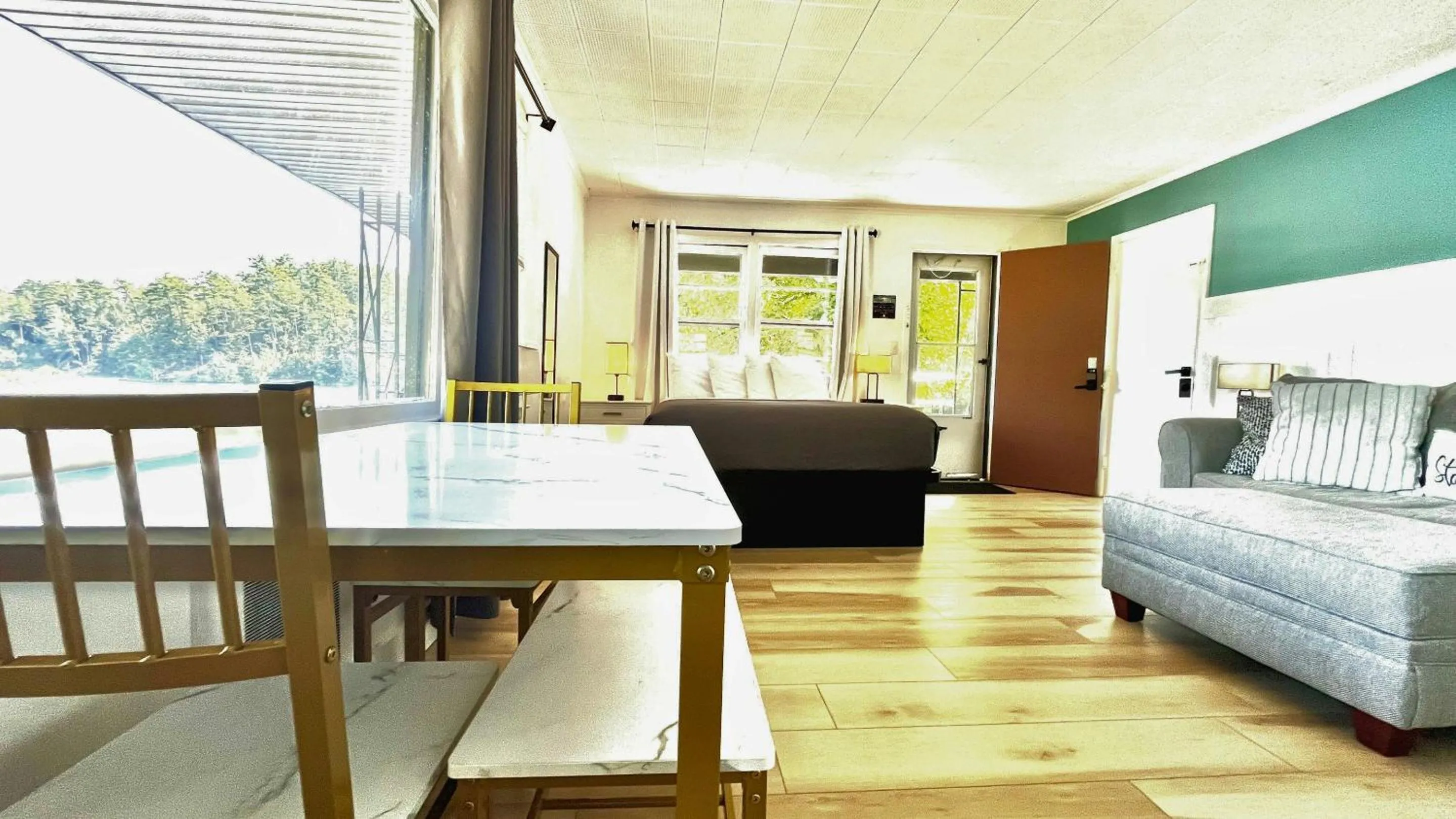 Photo of the whole room, Bed in Motel Luzerne