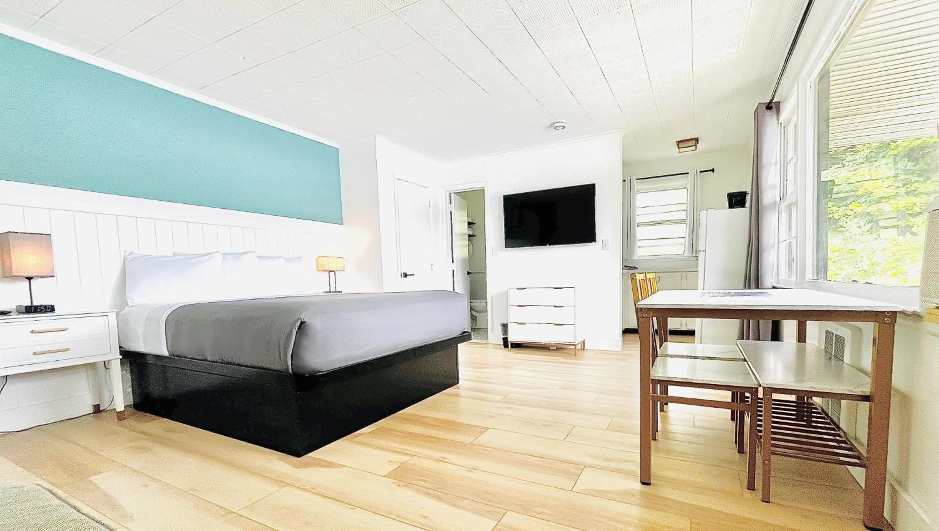 Photo of the whole room, Bed in Motel Luzerne