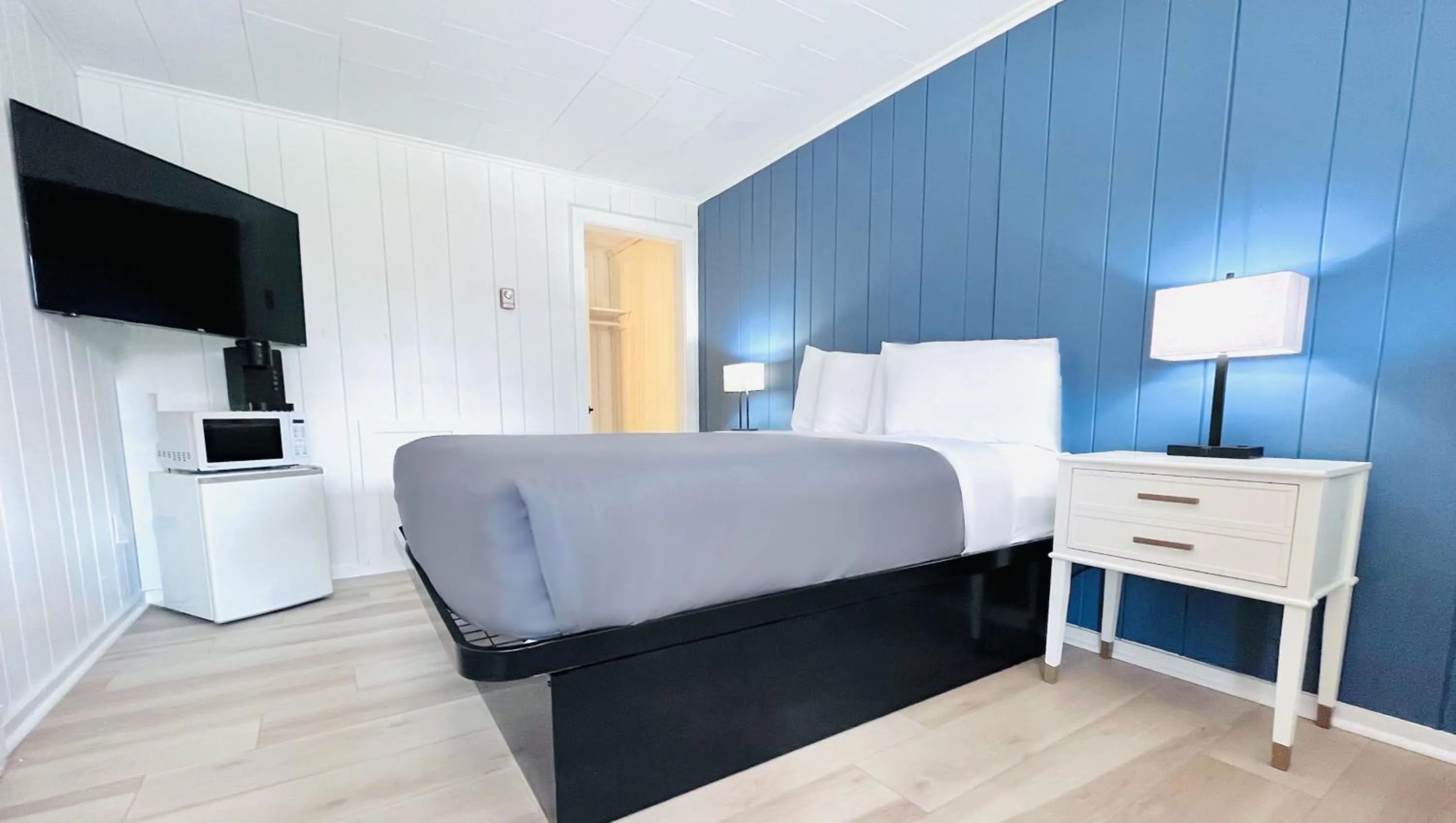 Photo of the whole room, Bed in Motel Luzerne