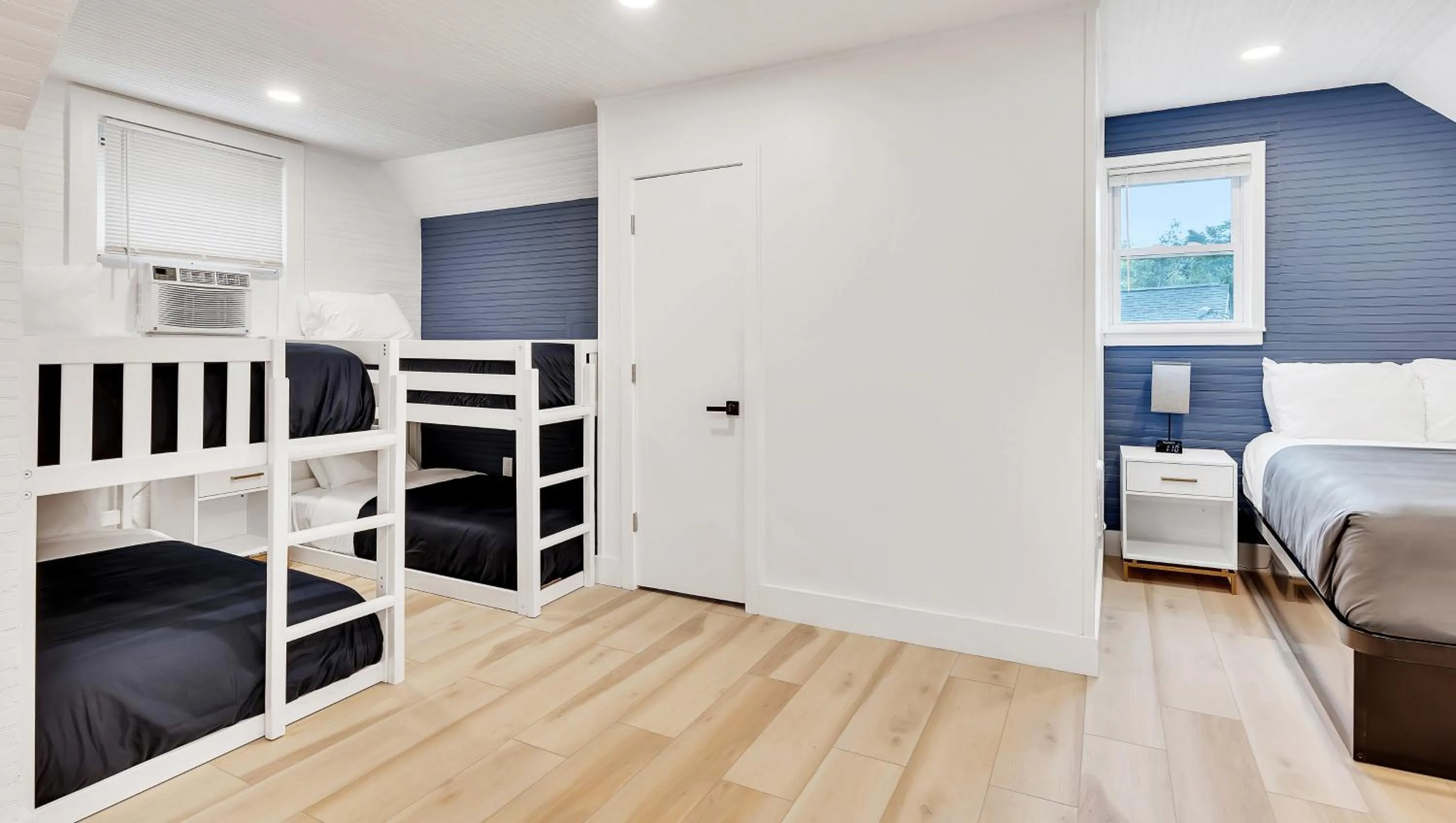 Photo of the whole room, Bed in Motel Luzerne