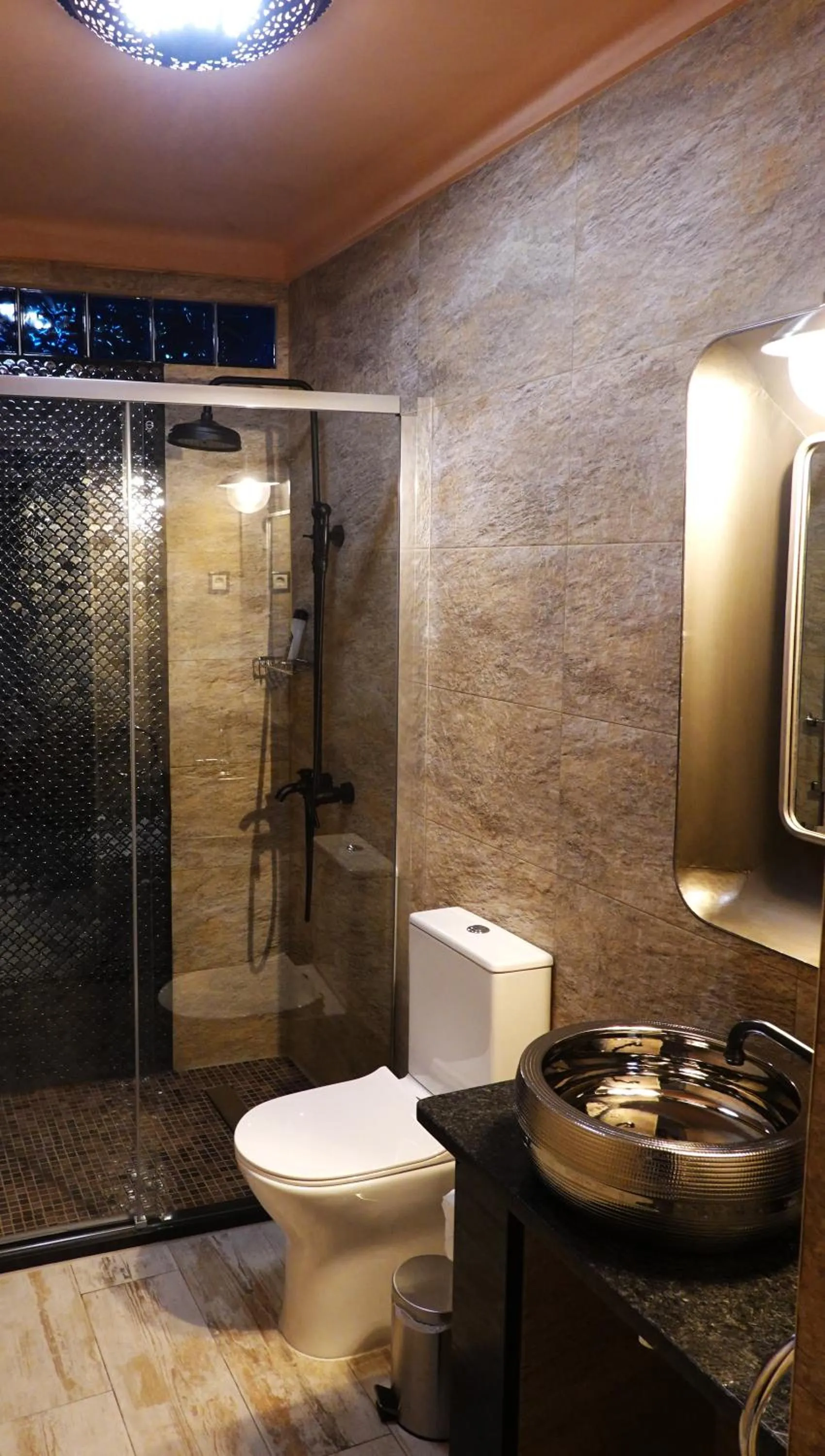 Shower in Aladin Comfort Country Rooms