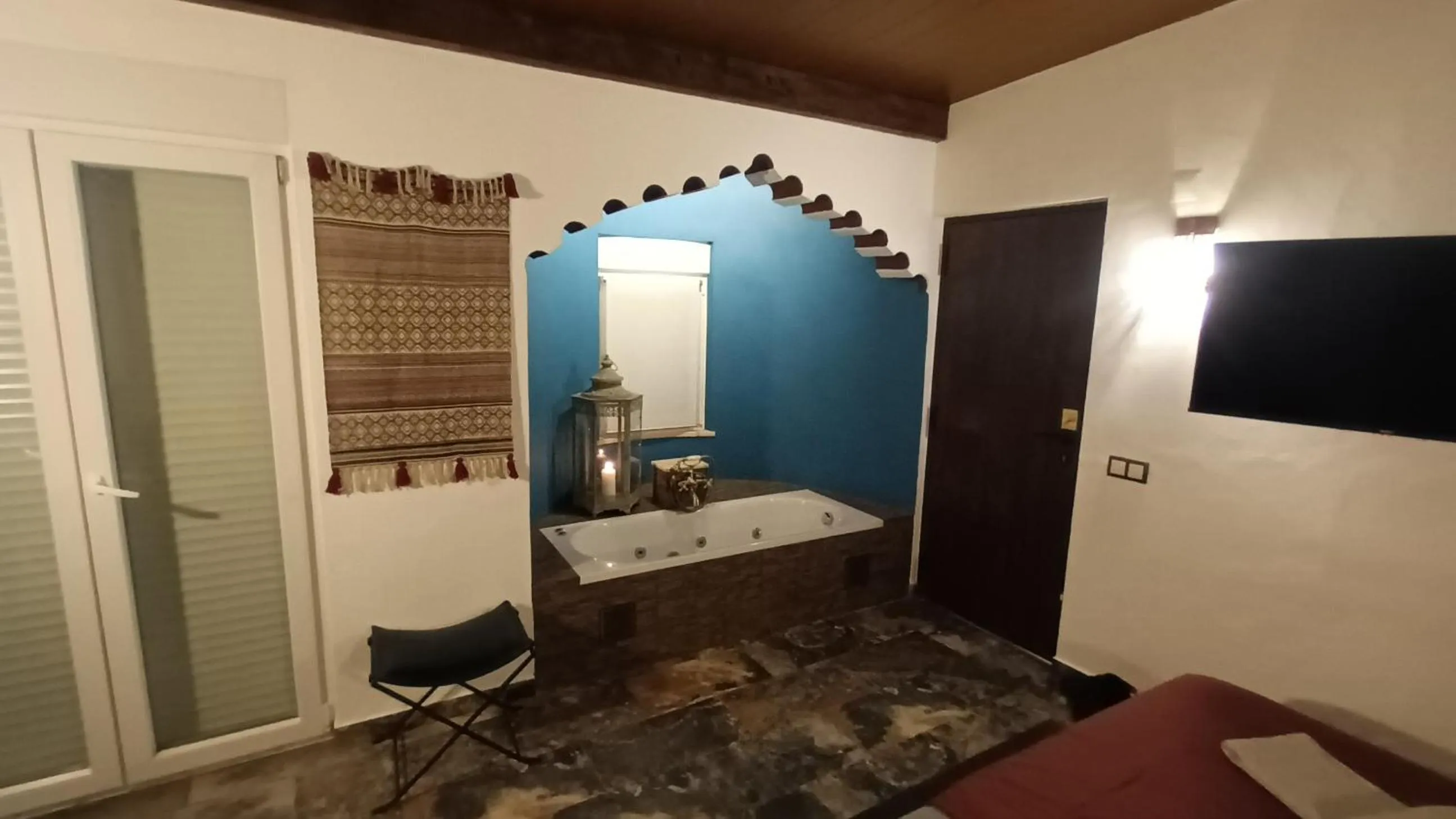 Bath, Bed in Aladin Comfort Country Rooms