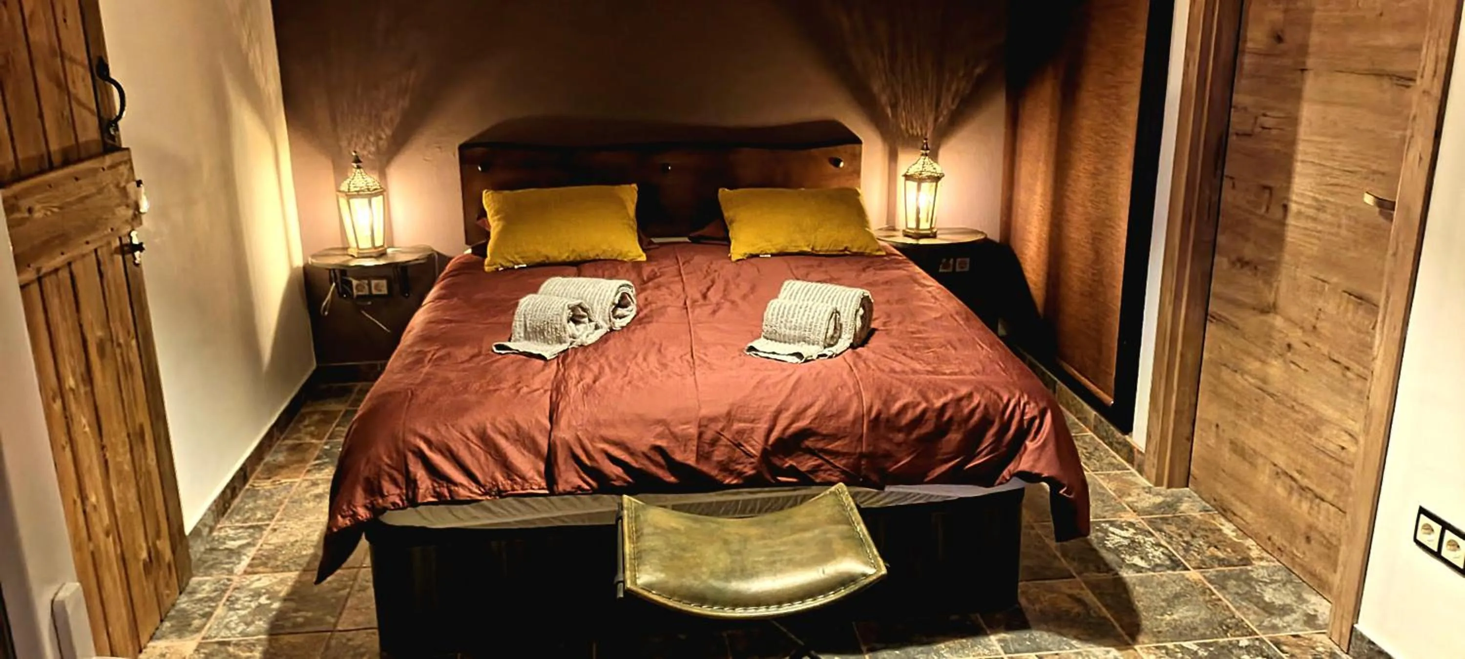 Bed in Aladin Comfort Country Rooms