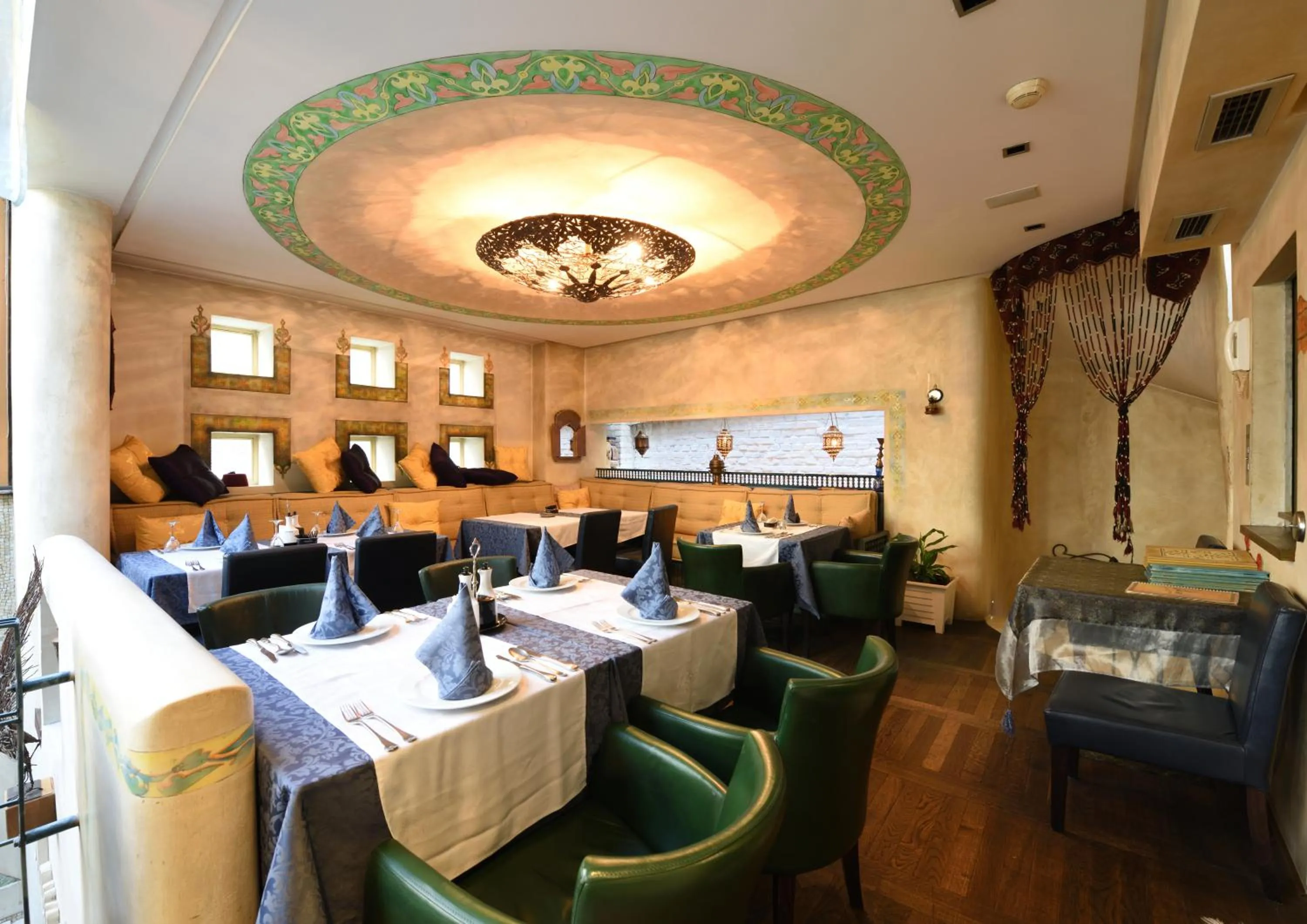 Restaurant/places to eat in Hotel Art