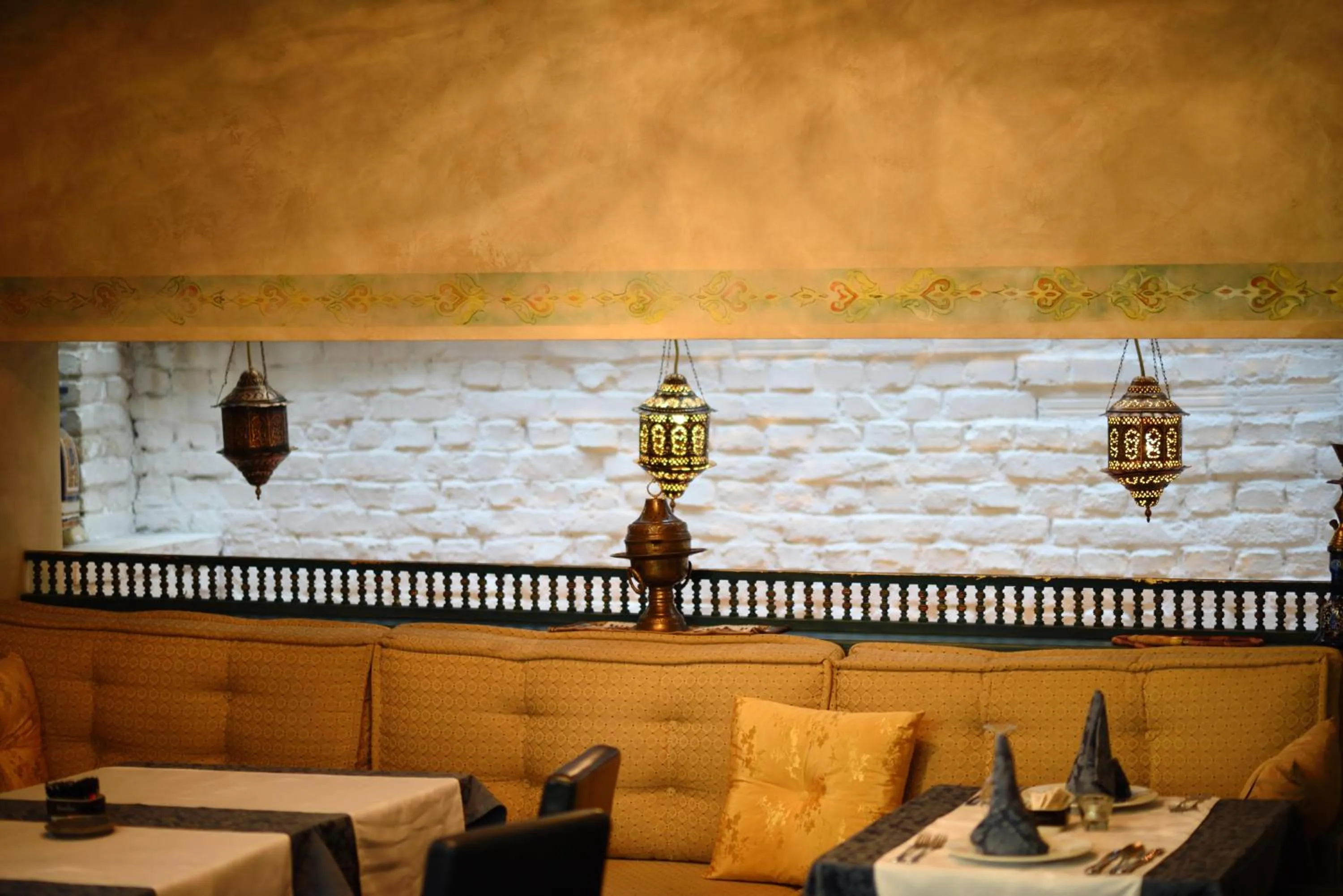 Restaurant/places to eat in Hotel Art