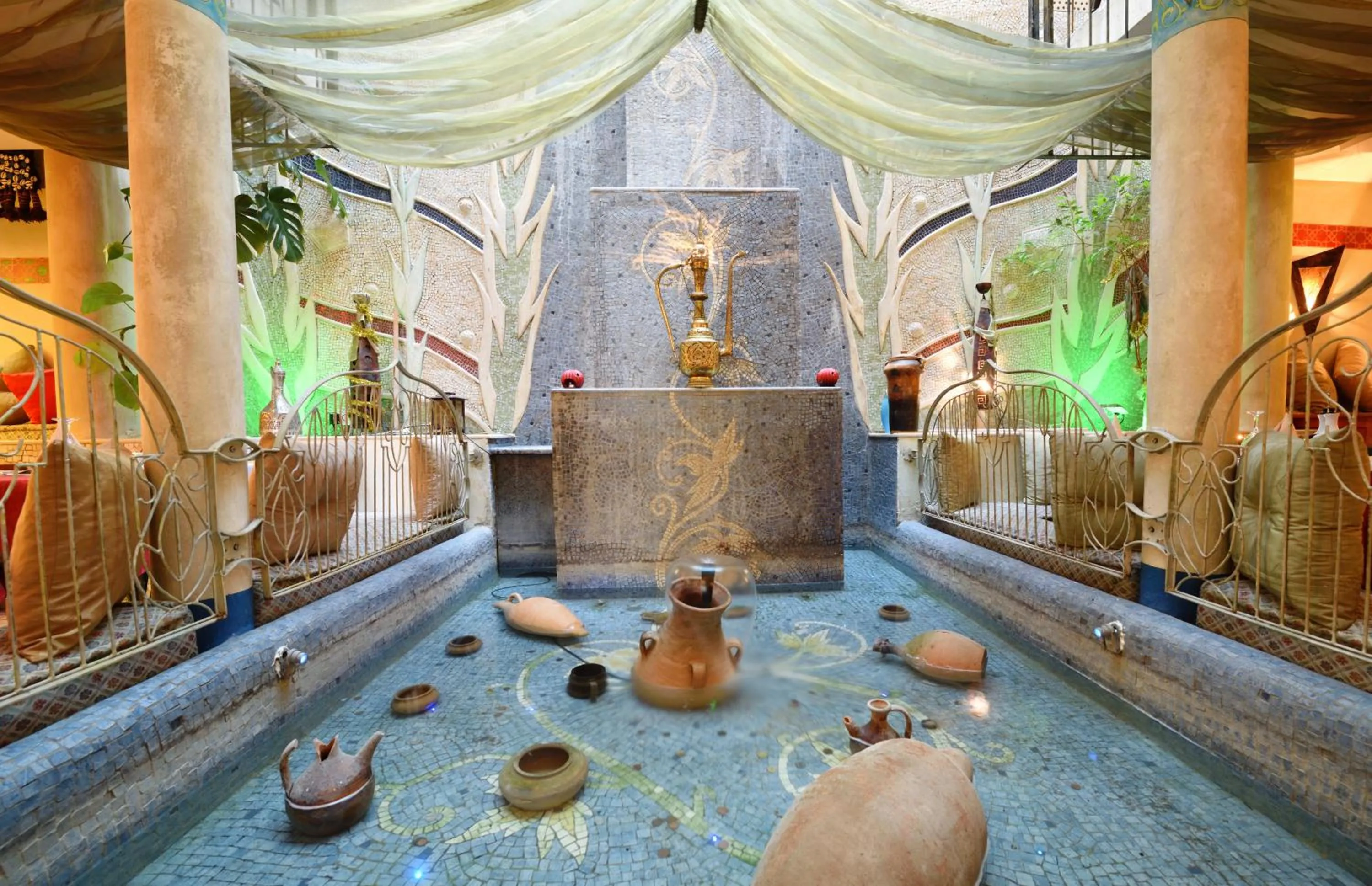 Restaurant/places to eat in Hotel Art