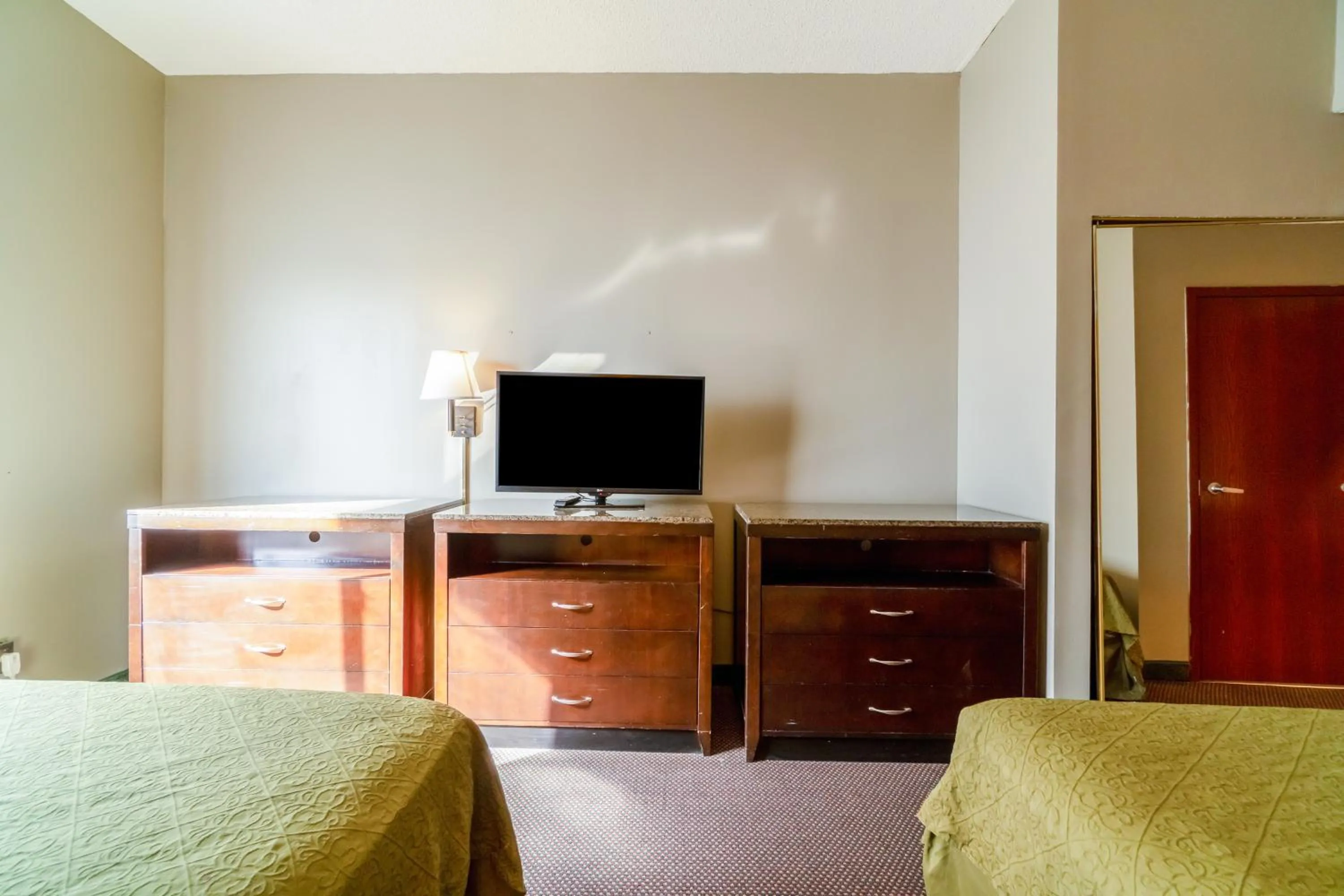 Bedroom, Bed in Ark Suites By OYO Jonesboro I-555