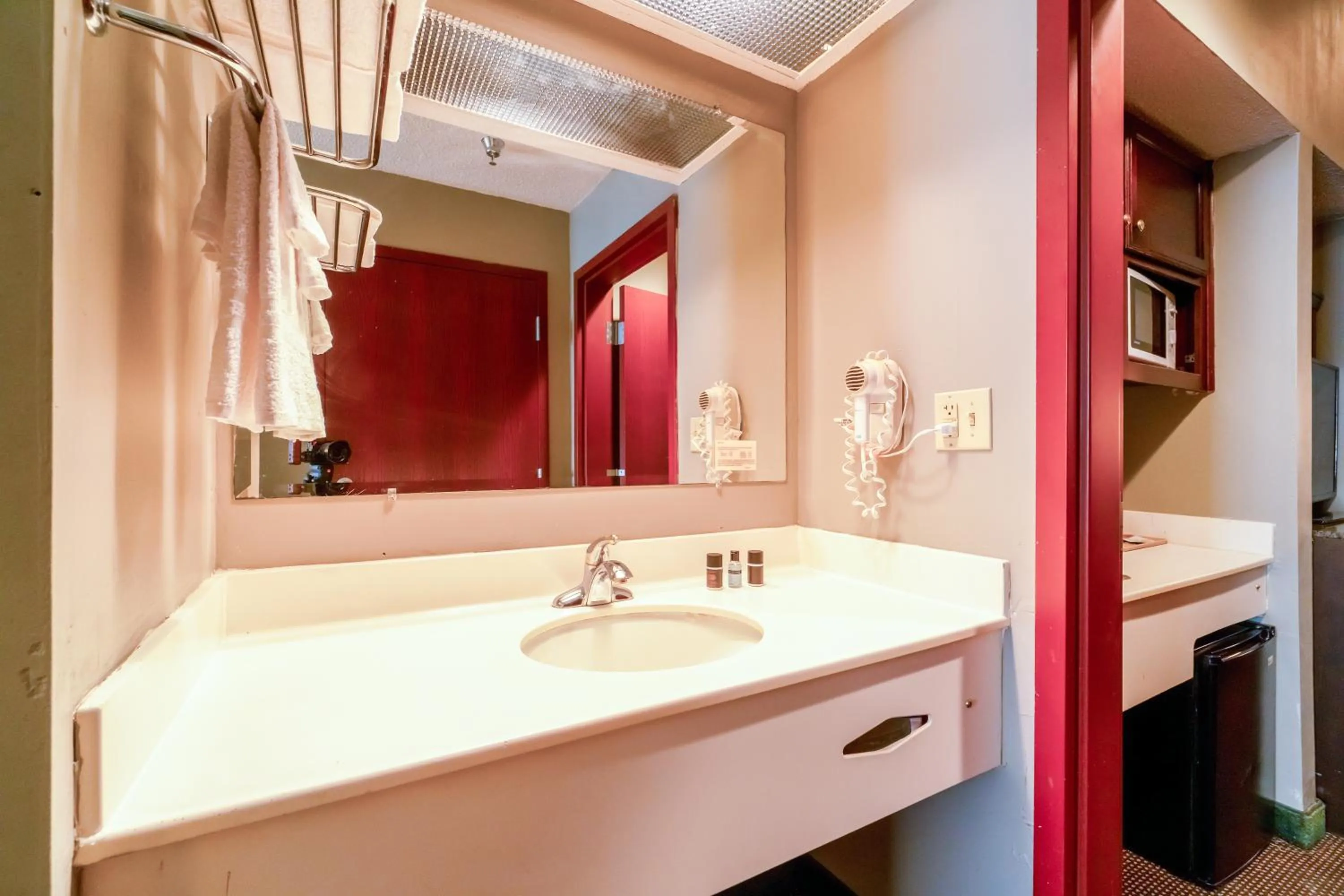 Bathroom in Ark Suites By OYO Jonesboro I-555