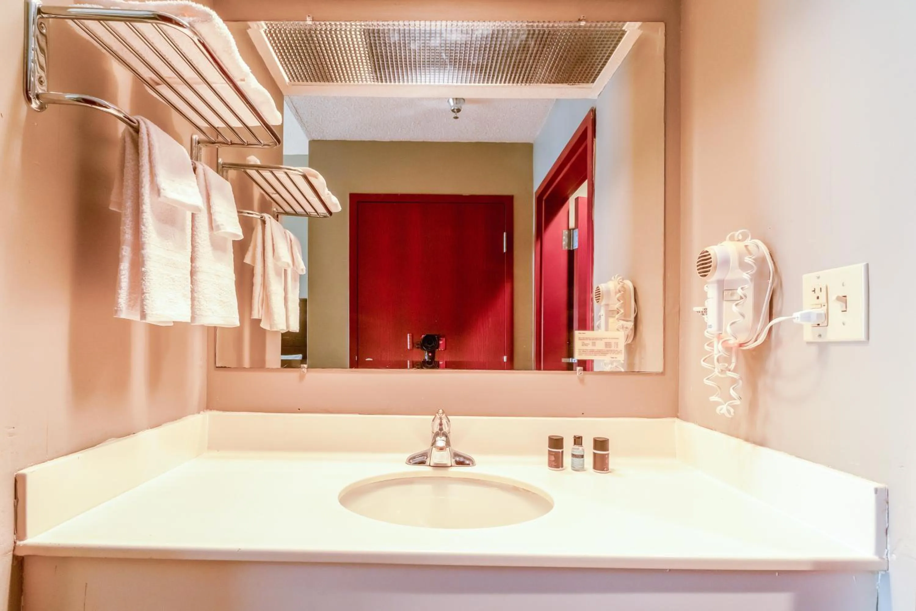 Bathroom in Ark Suites By OYO Jonesboro I-555