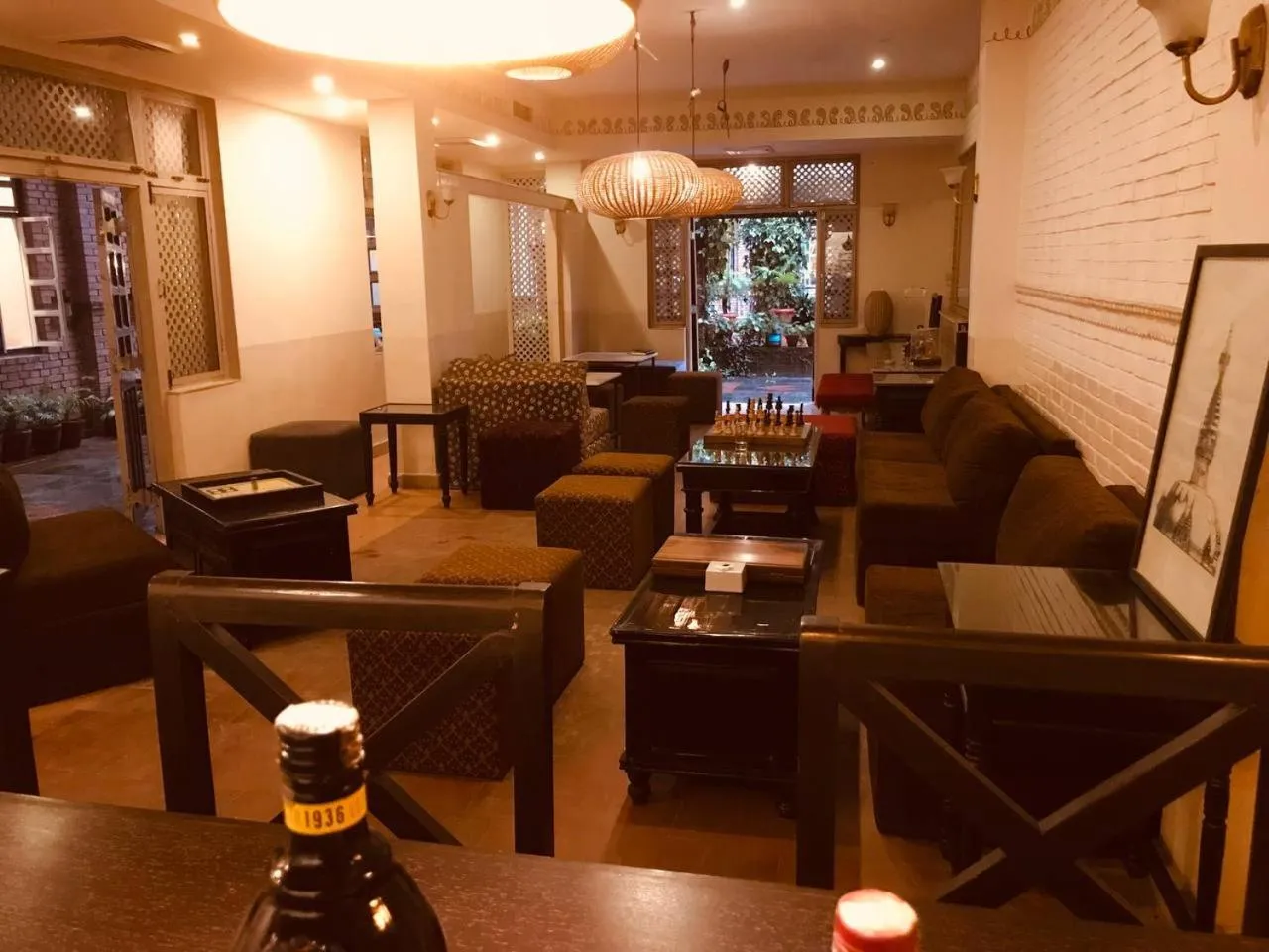 Restaurant/places to eat in Courtyard Pujan Hotel