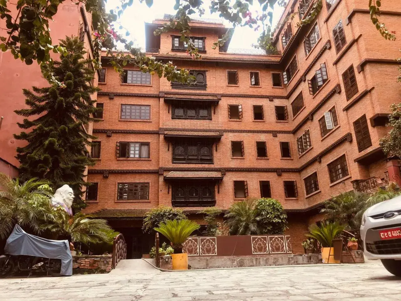 Property building in Courtyard Pujan Hotel Property building in Courtyard Pujan Hotel