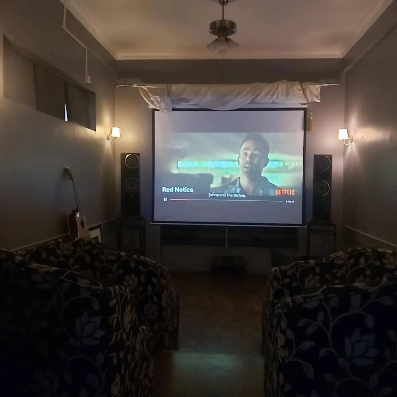 Evening entertainment in Courtyard Pujan Hotel