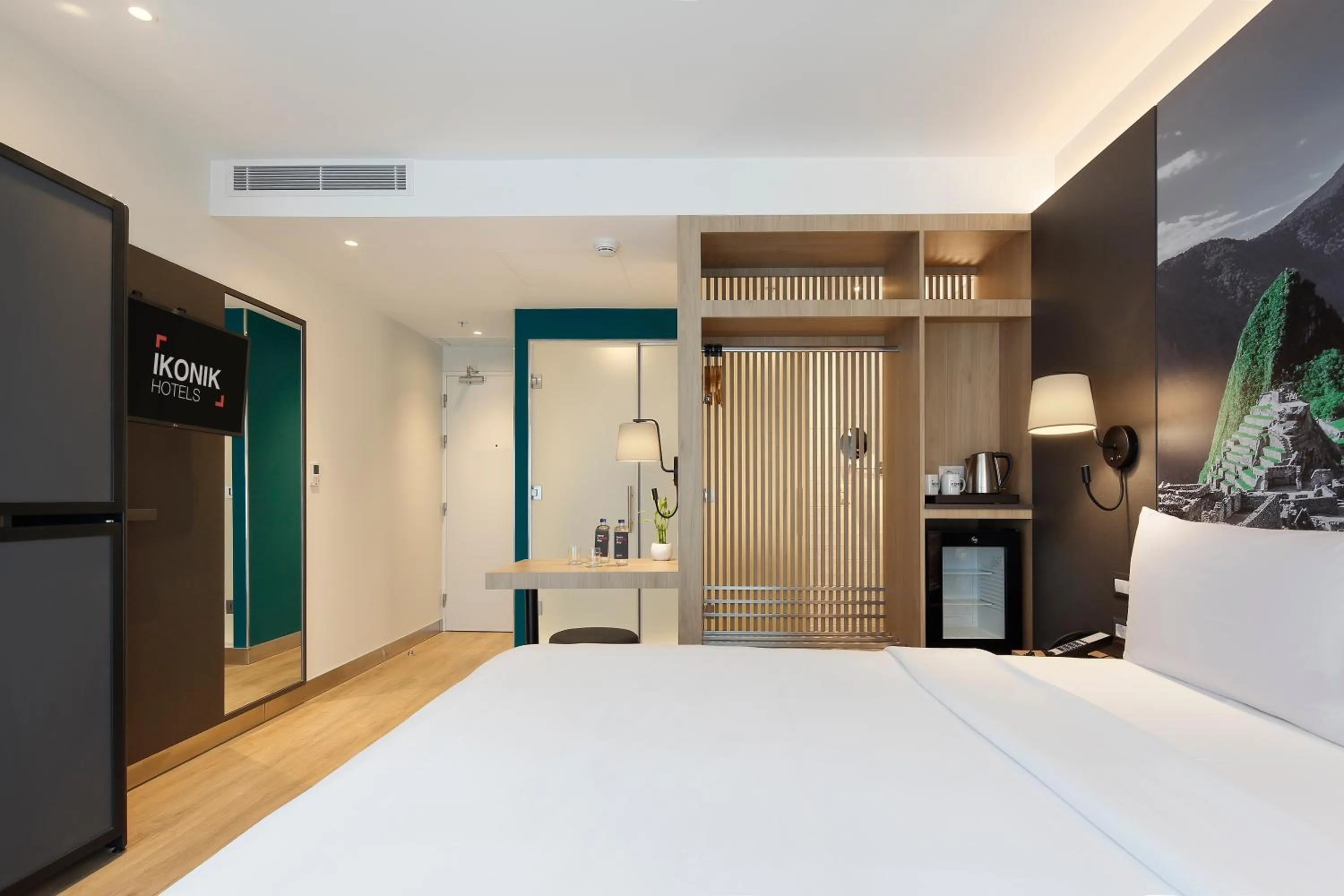 Photo of the whole room, Bed in Ikonik Miraflores