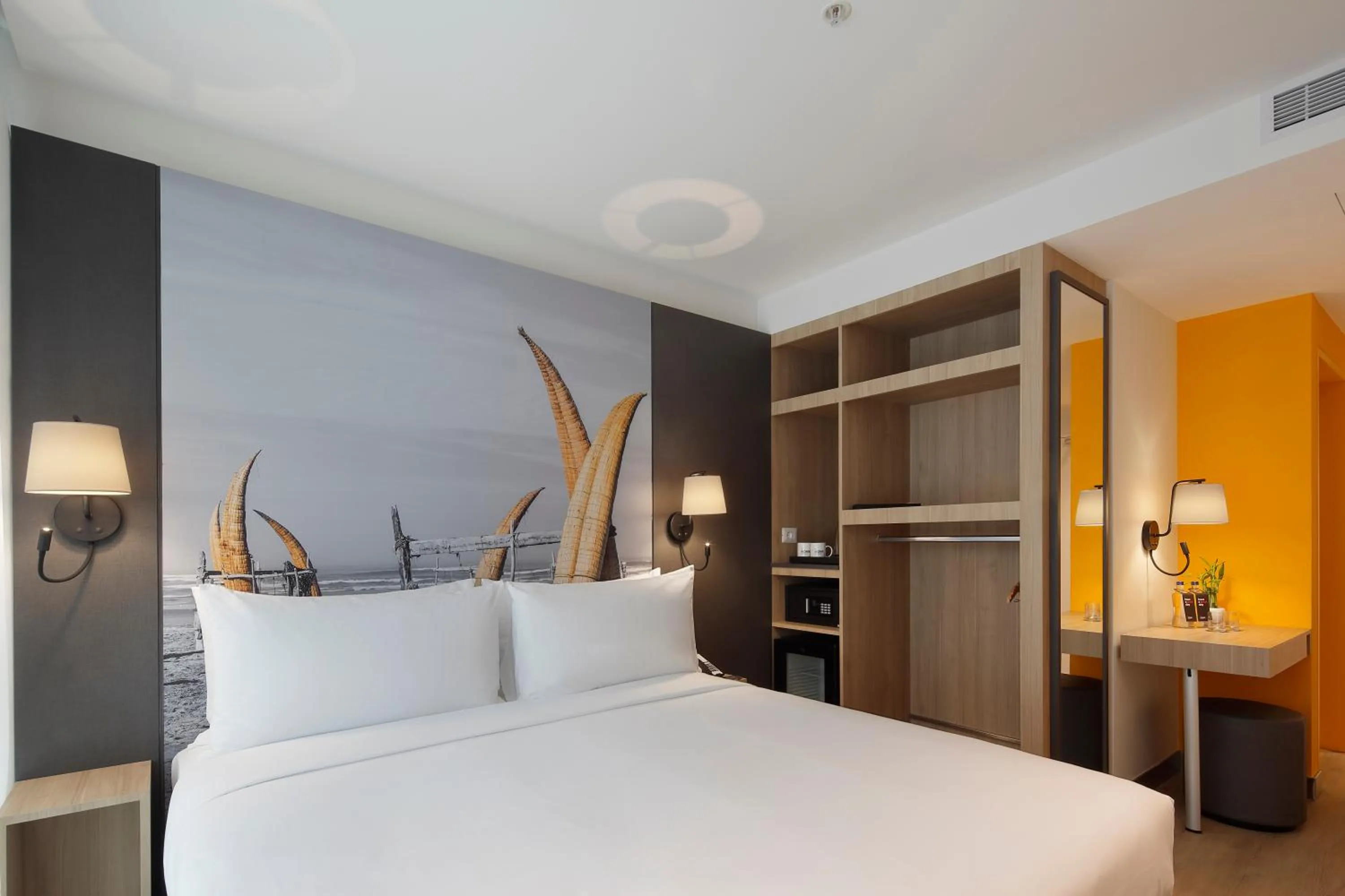 Photo of the whole room, Bed in Ikonik Miraflores