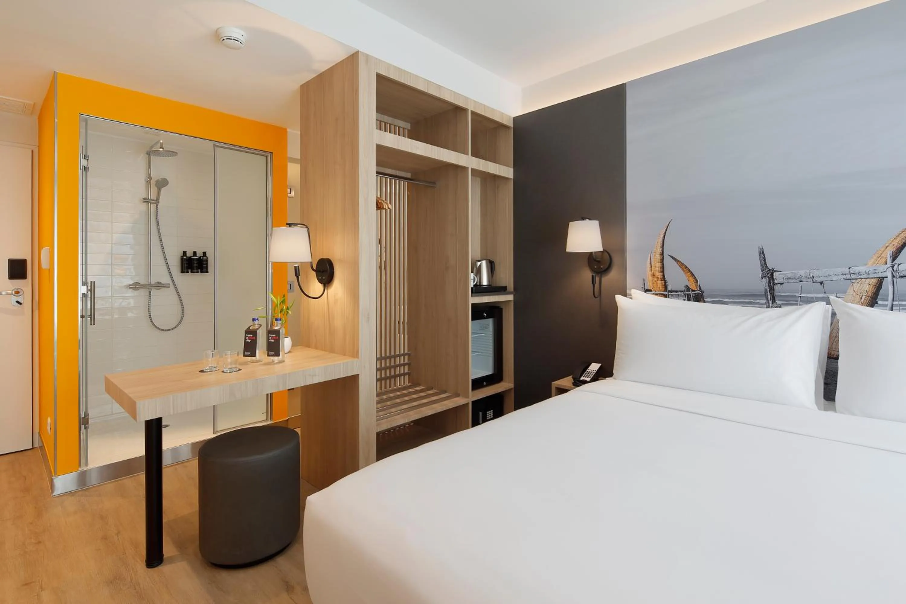 Photo of the whole room, Bed in Ikonik Miraflores