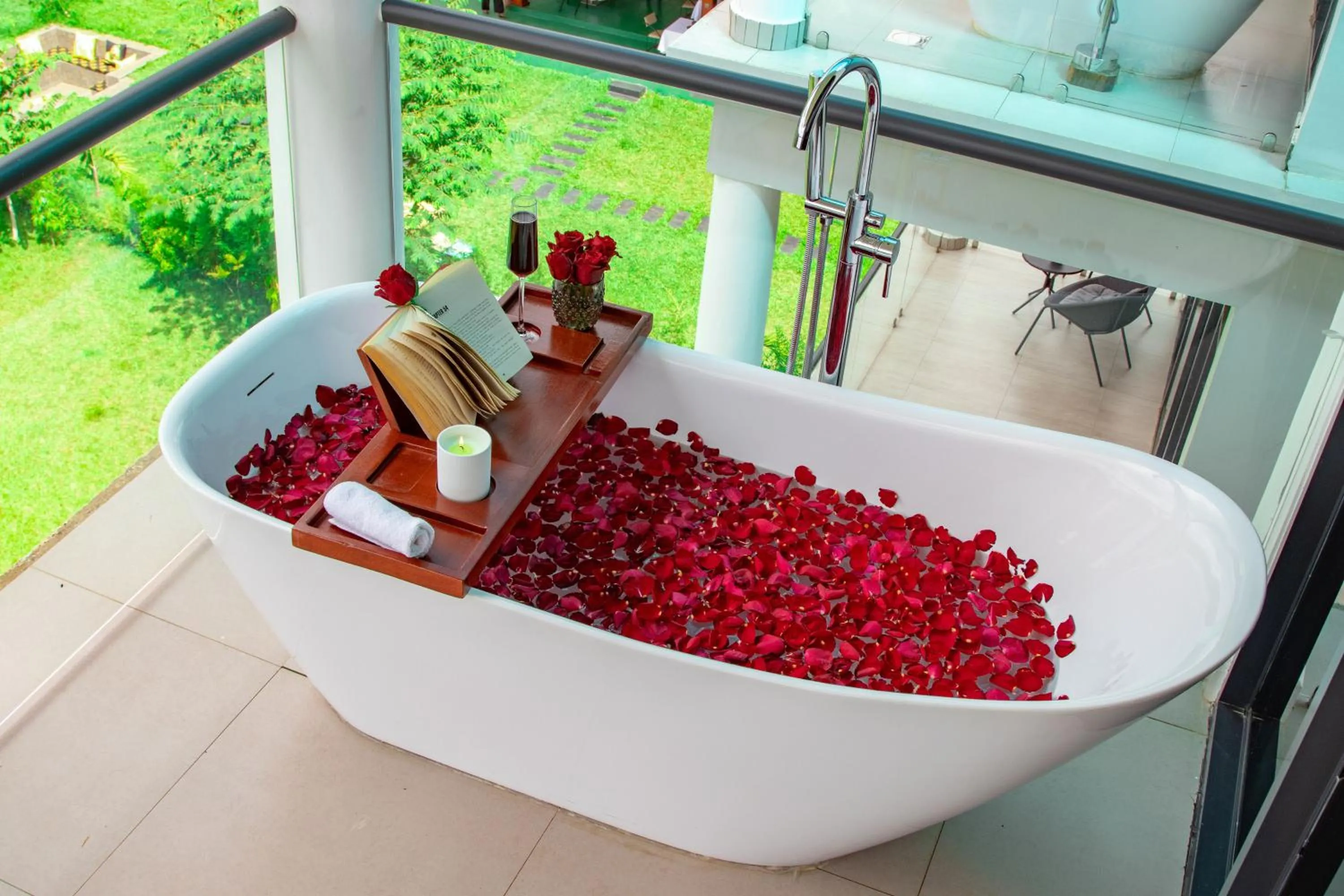 Hot Tub in Shose Farmhouse Chalets & Campsite