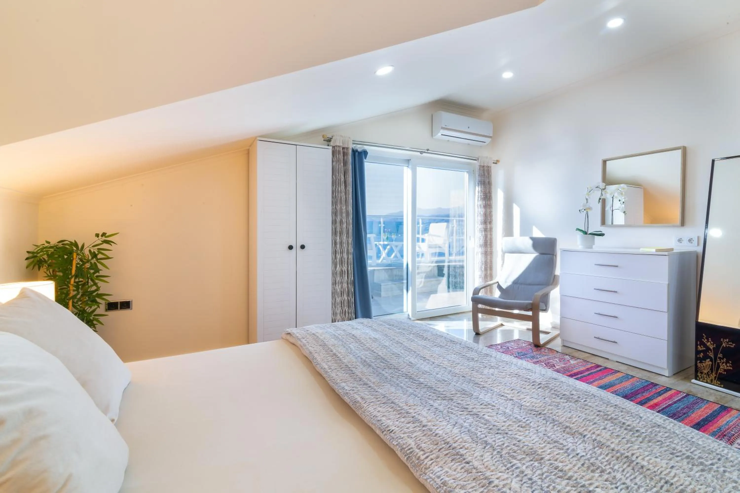 Photo of the whole room in Sofia Ada