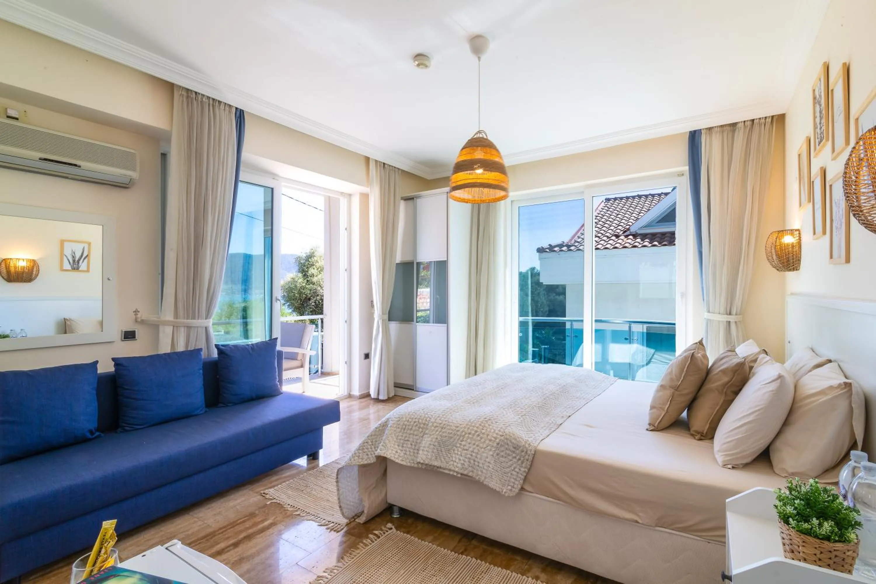 Photo of the whole room in Sofia Ada