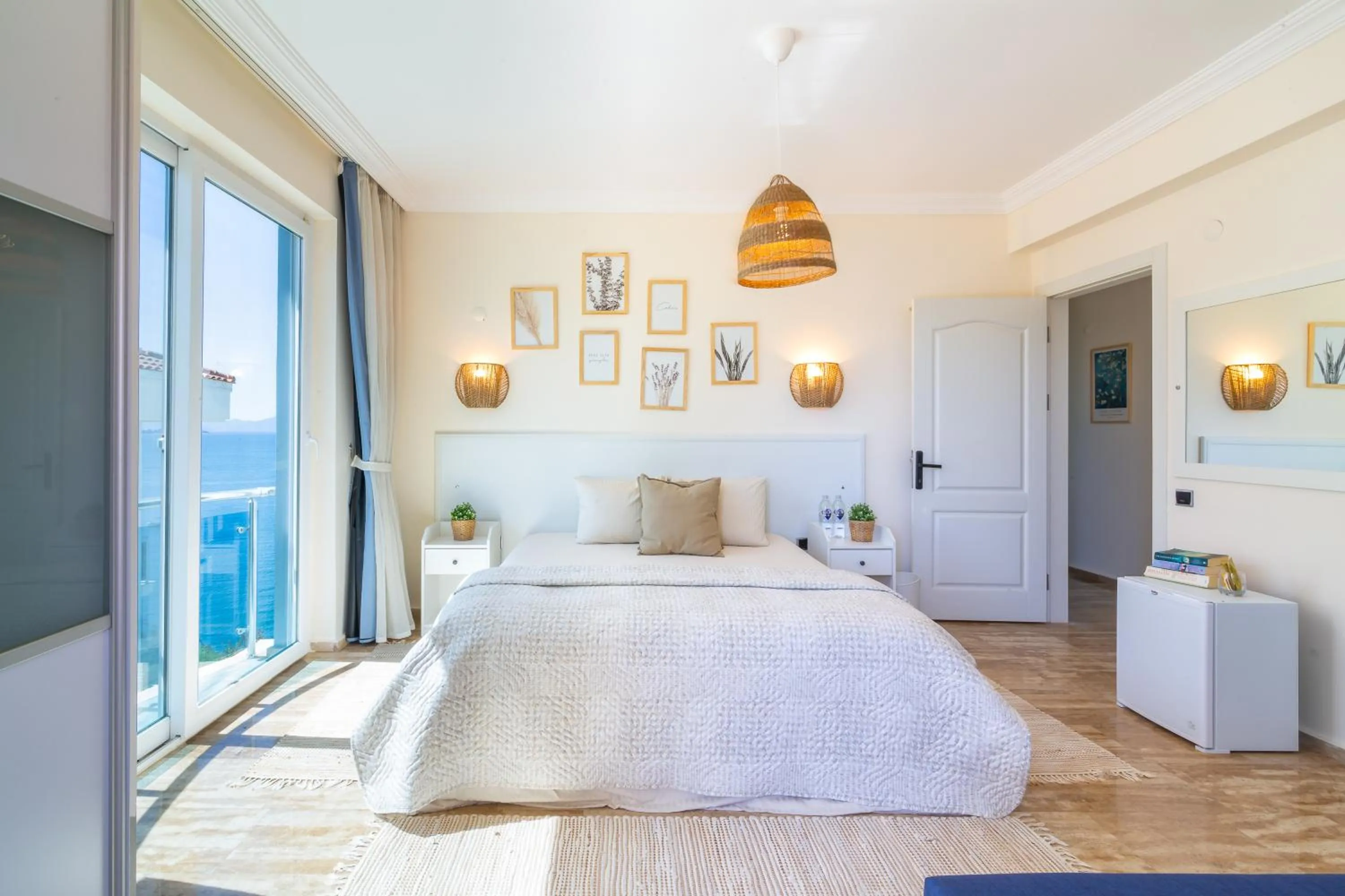 Photo of the whole room in Sofia Ada