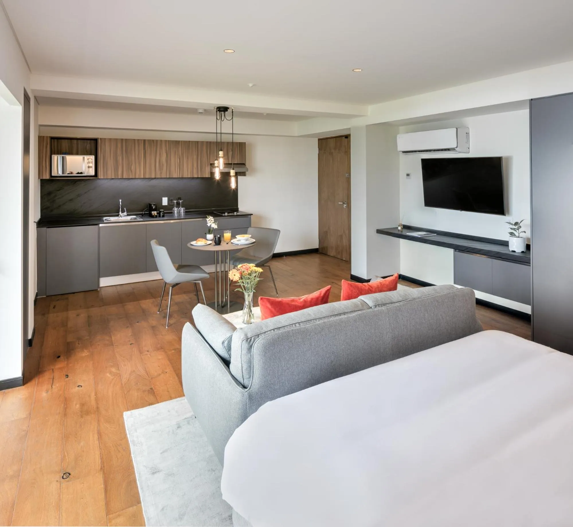 Communal lounge/ TV room in Amberes 64, an Ascend Collection Hotel