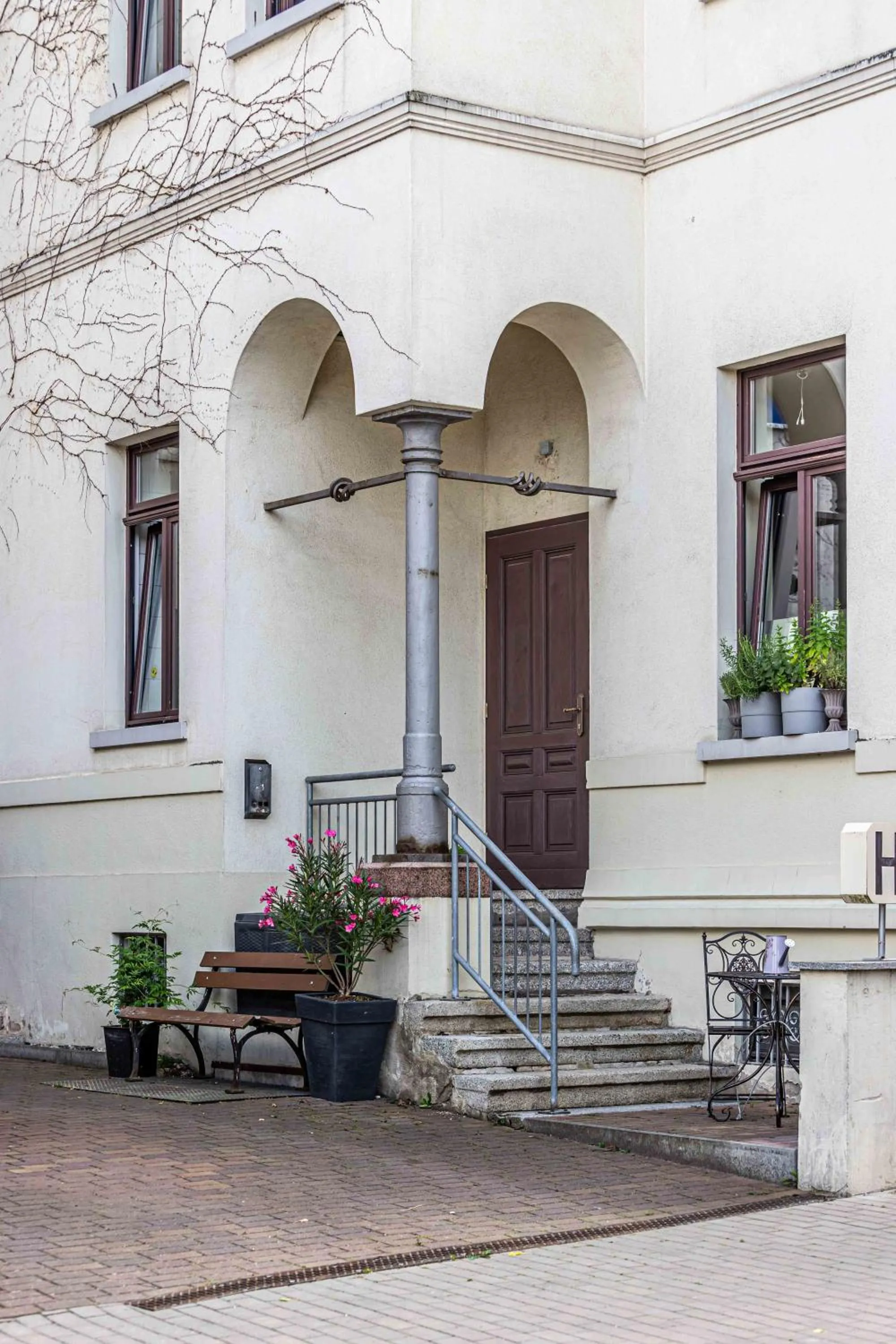 Facade/entrance in Hotel Mauritius - Im Herzen von Crimmitschau - Frühstück buchbar - Restaurant - Café - Fahrradbox