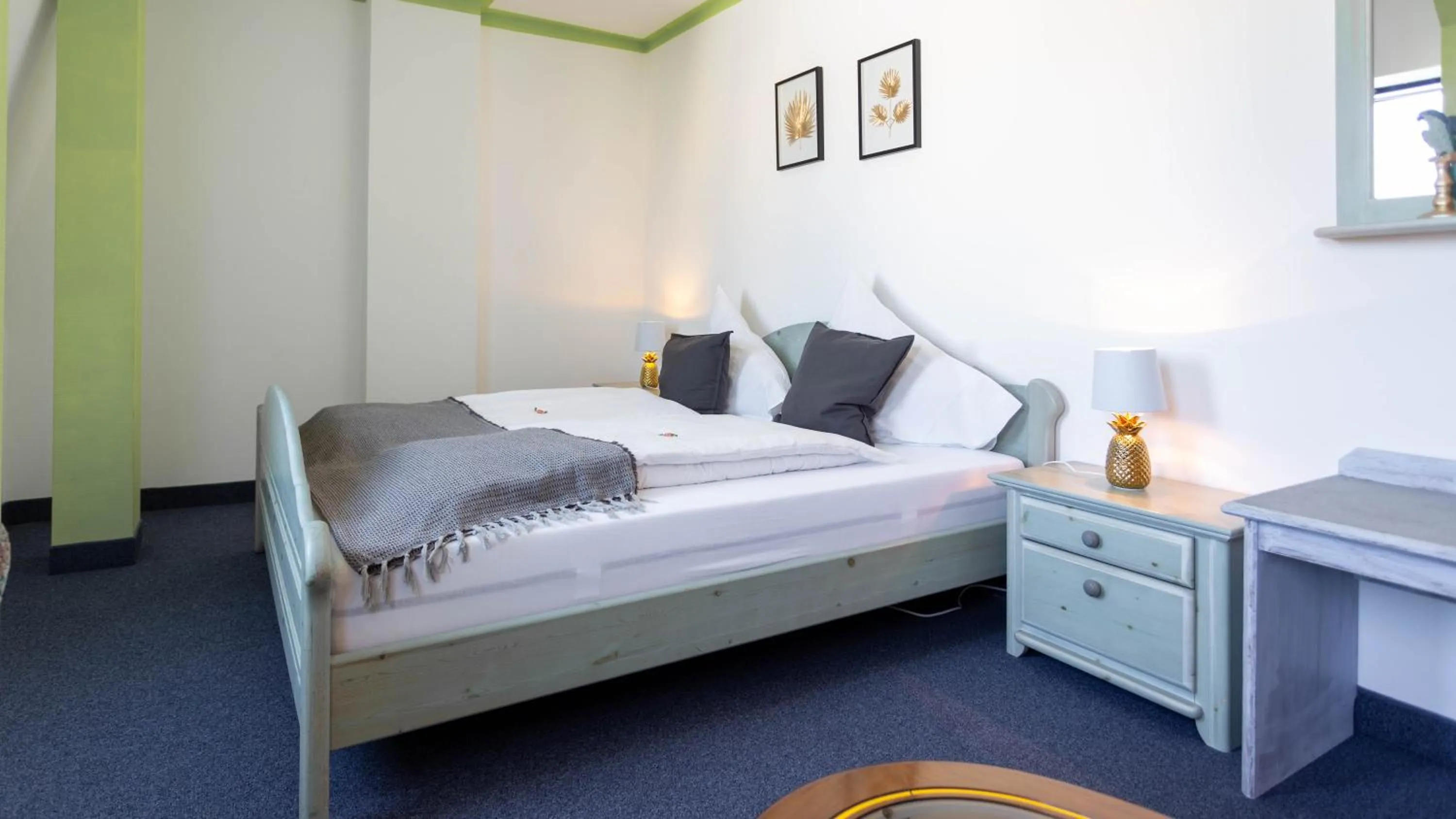 Photo of the whole room, Bed in Hotel Mauritius - Im Herzen von Crimmitschau - Frühstück buchbar - Restaurant - Café - Fahrradbox