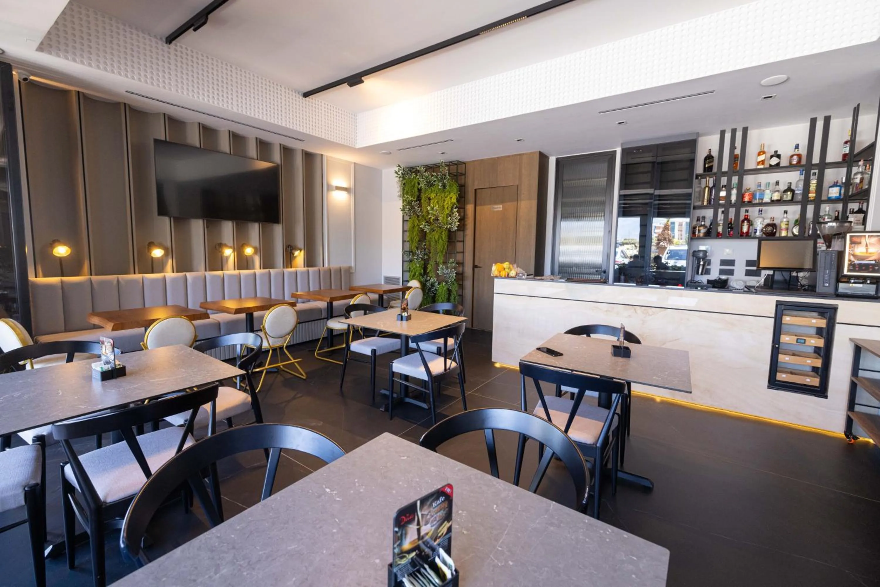Restaurant/places to eat in Miramare Apartments