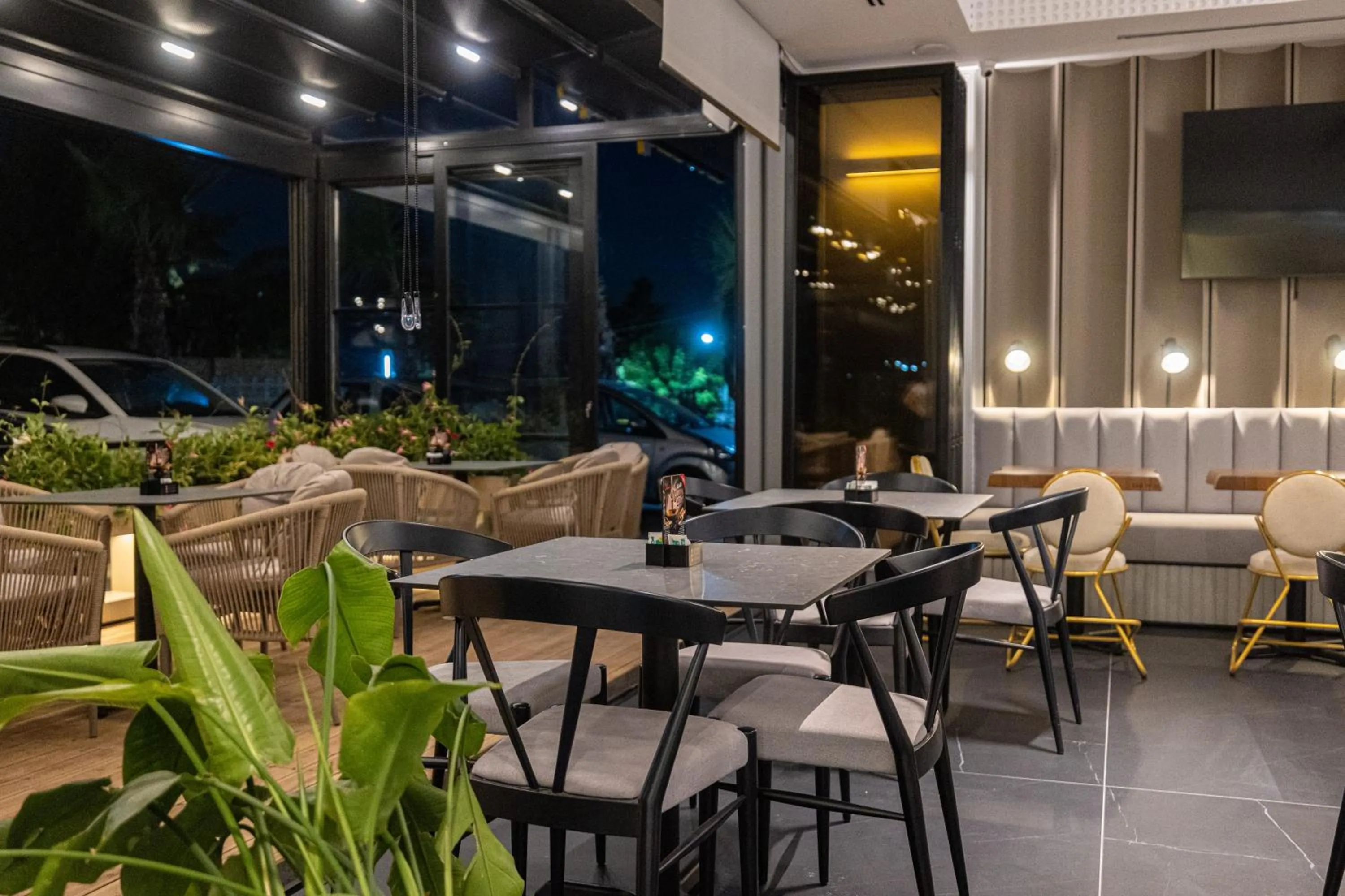 Restaurant/places to eat in Miramare Apartments