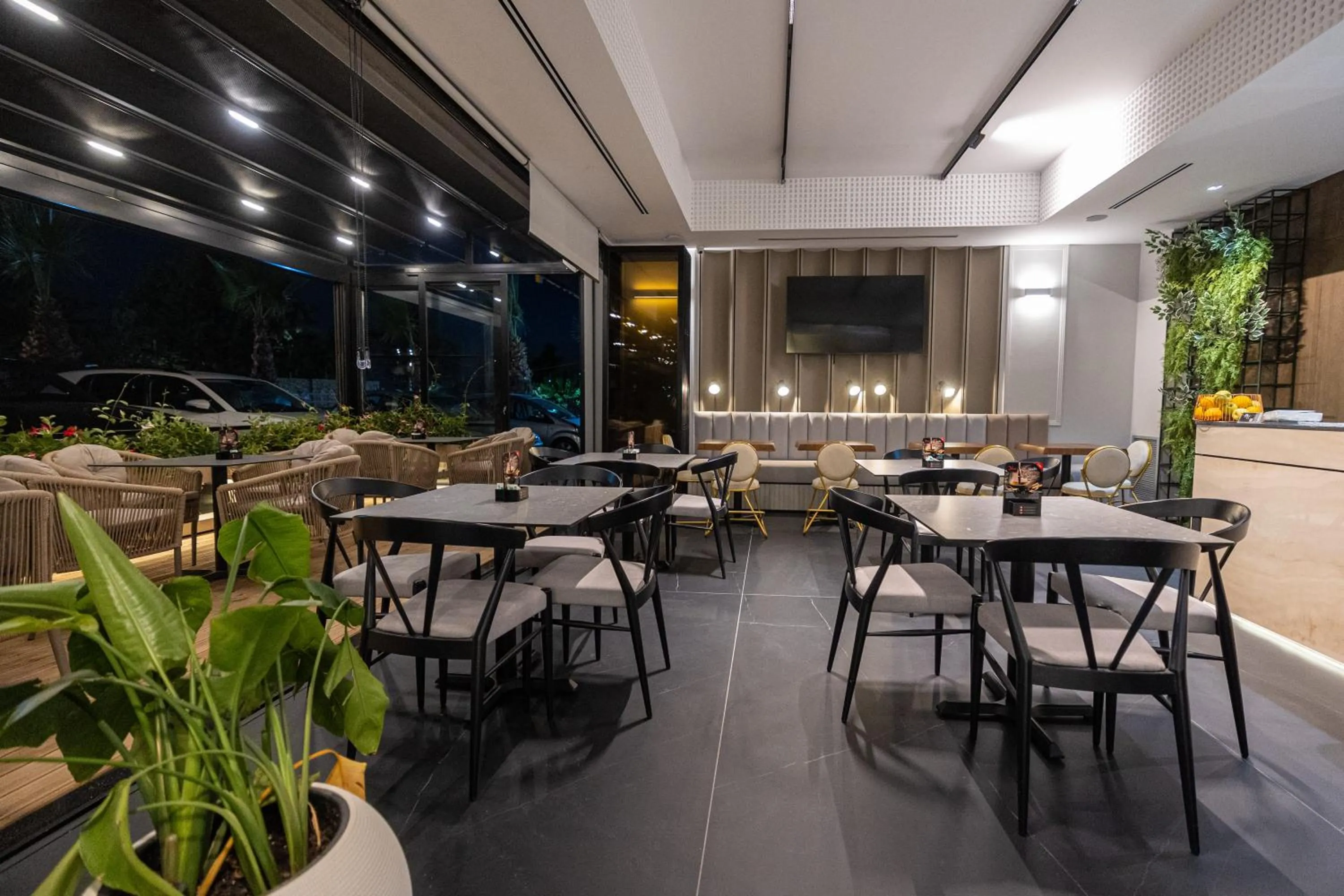 Restaurant/places to eat in Miramare Apartments