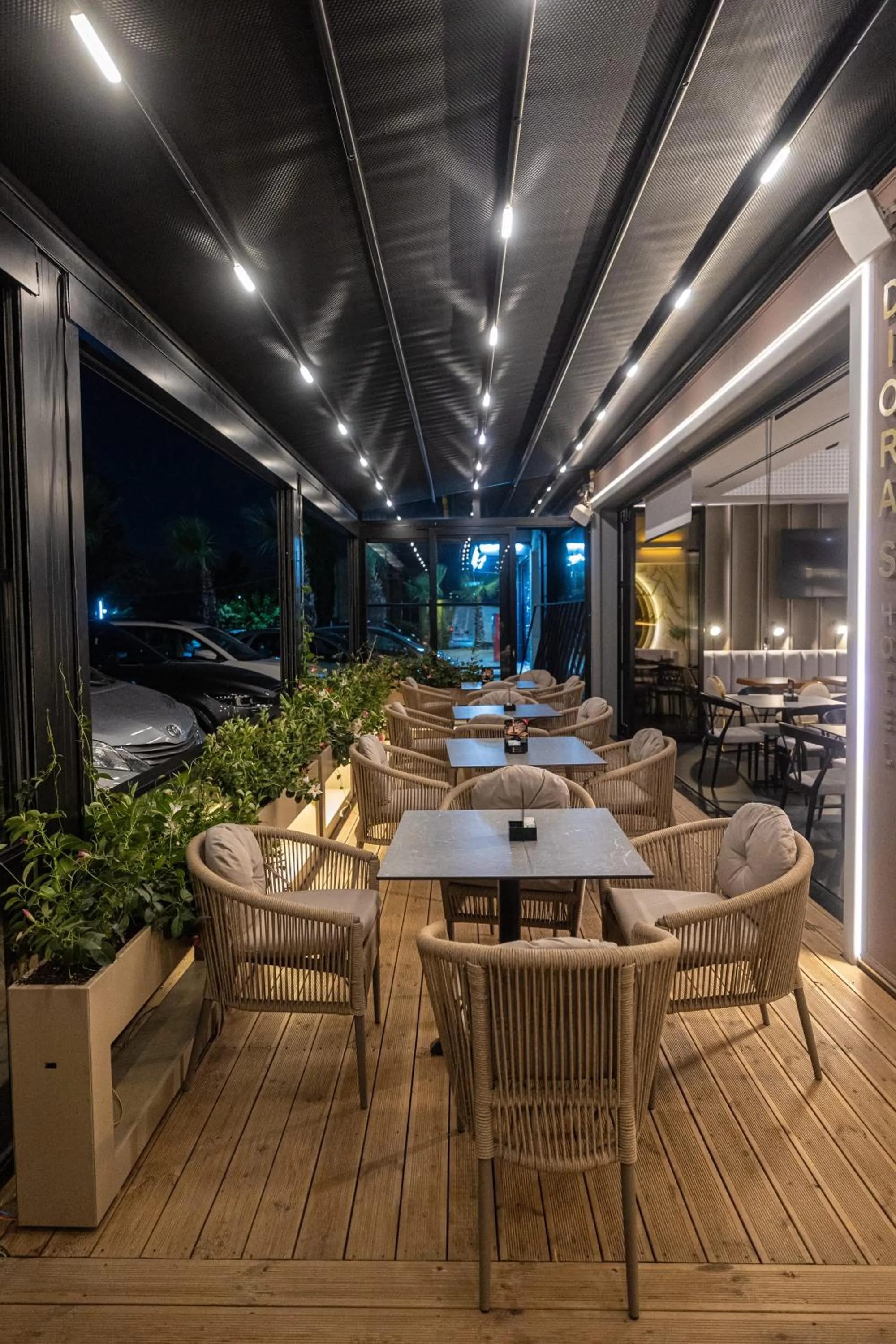 Restaurant/places to eat in Miramare Apartments