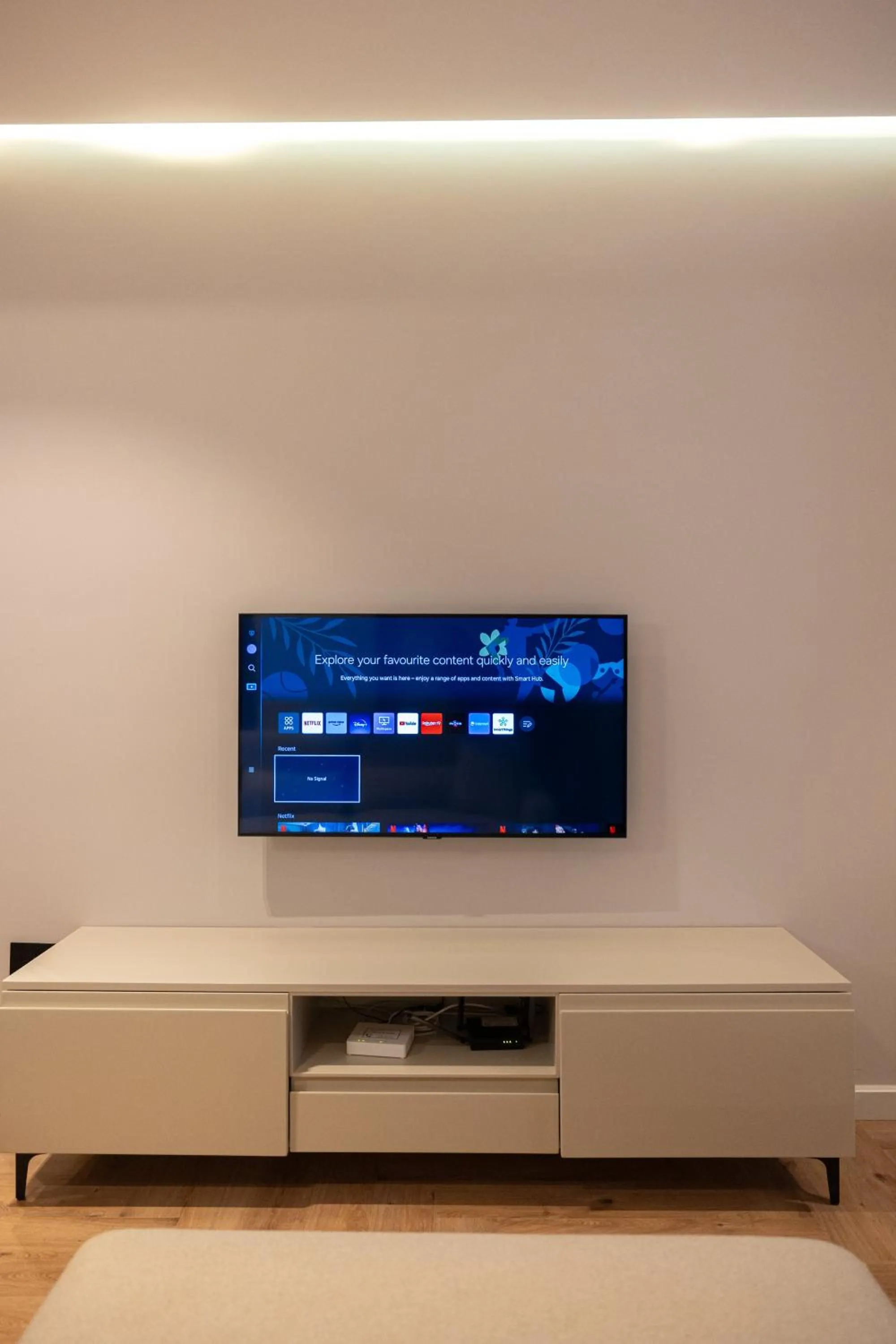 Communal lounge/ TV room in Miramare Apartments