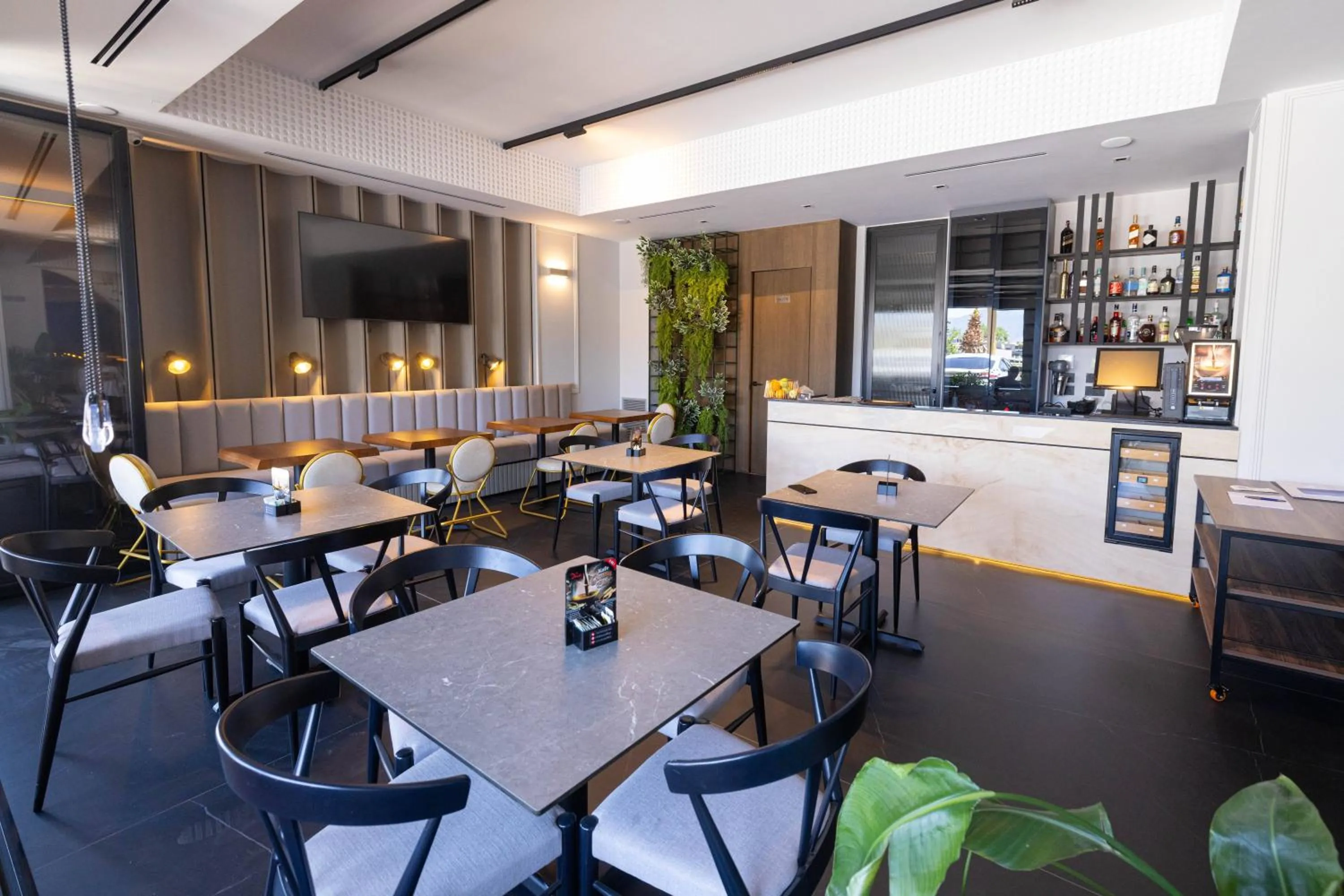 Restaurant/places to eat in Miramare Apartments