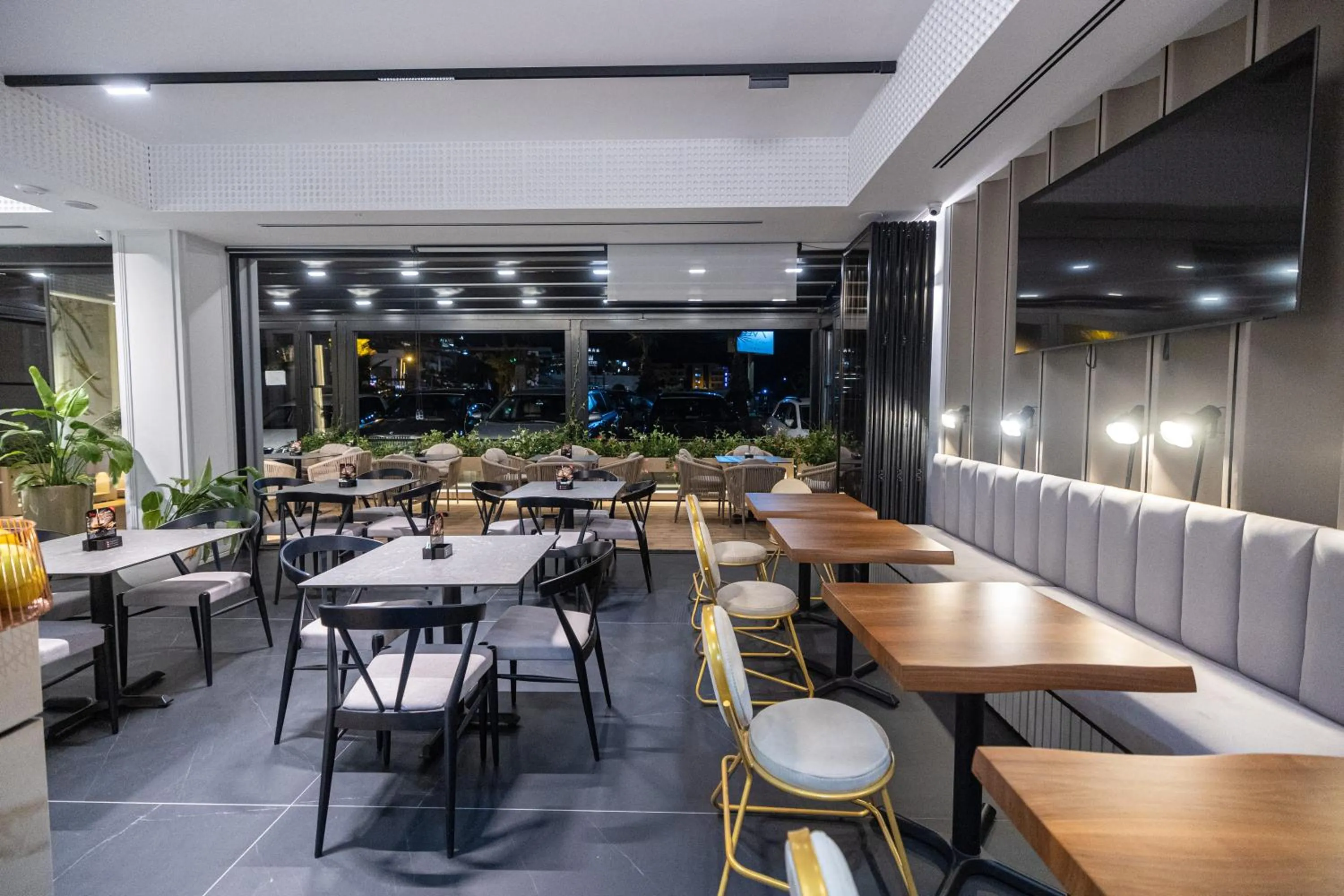 Restaurant/places to eat in Miramare Apartments