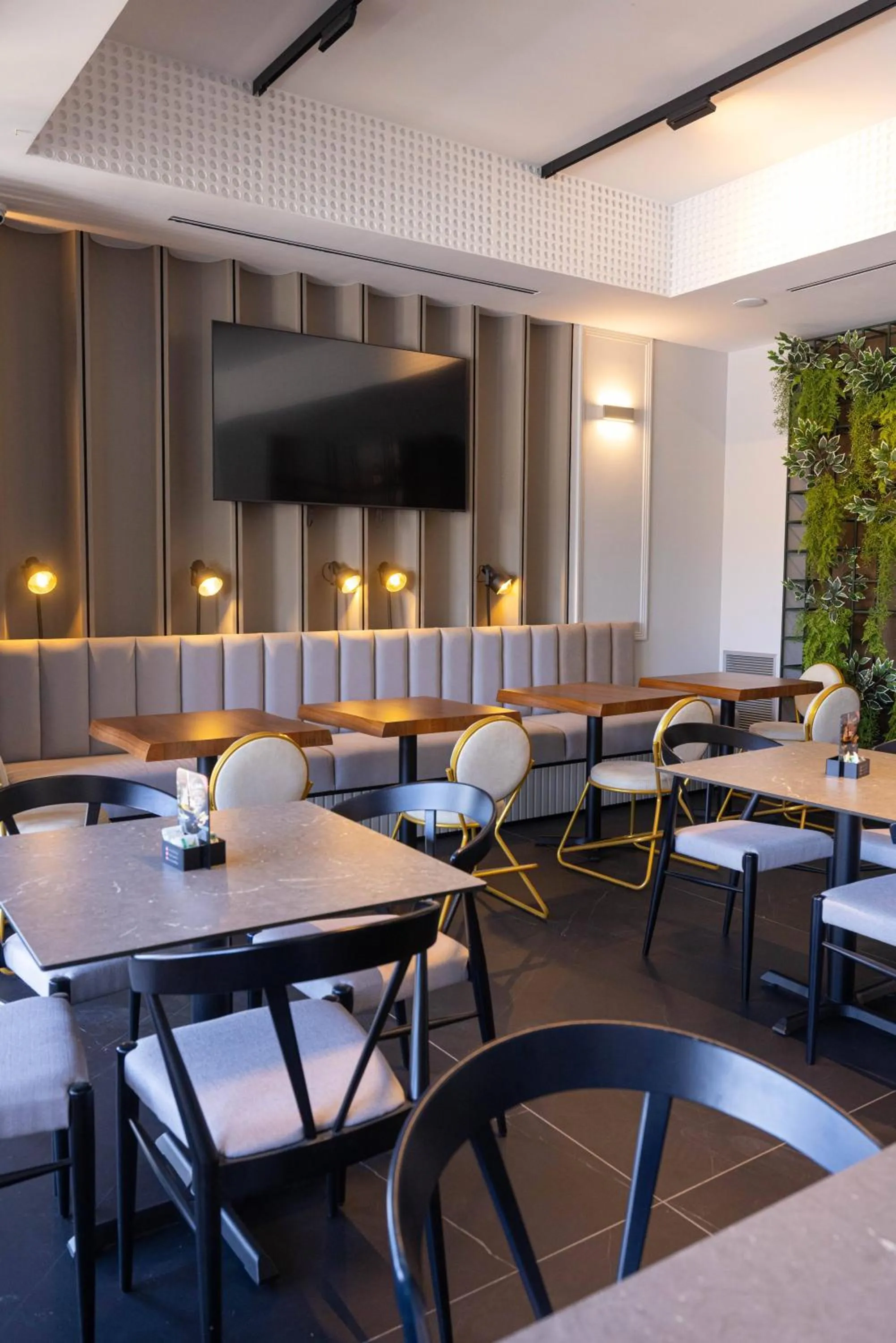 Restaurant/places to eat in Miramare Apartments