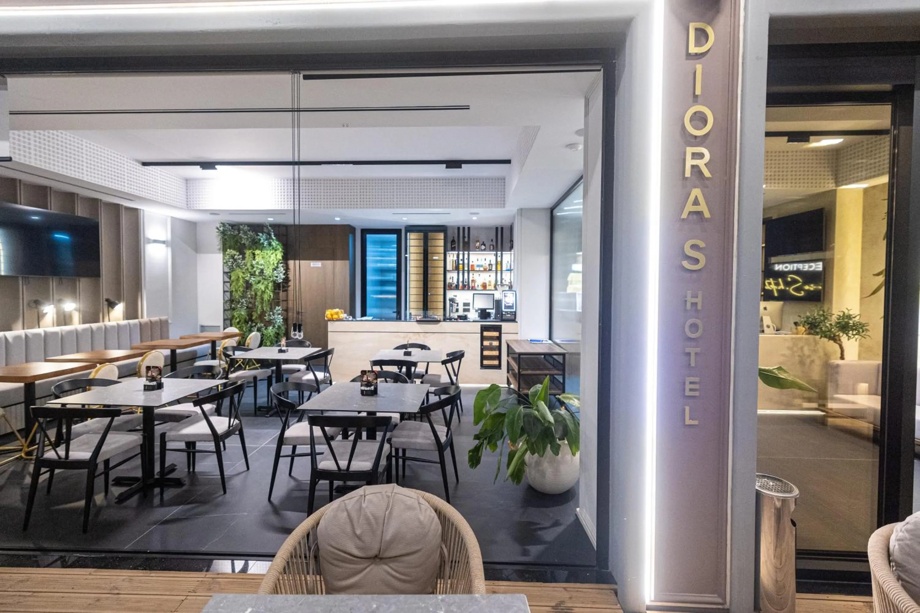 Restaurant/places to eat in Miramare Apartments