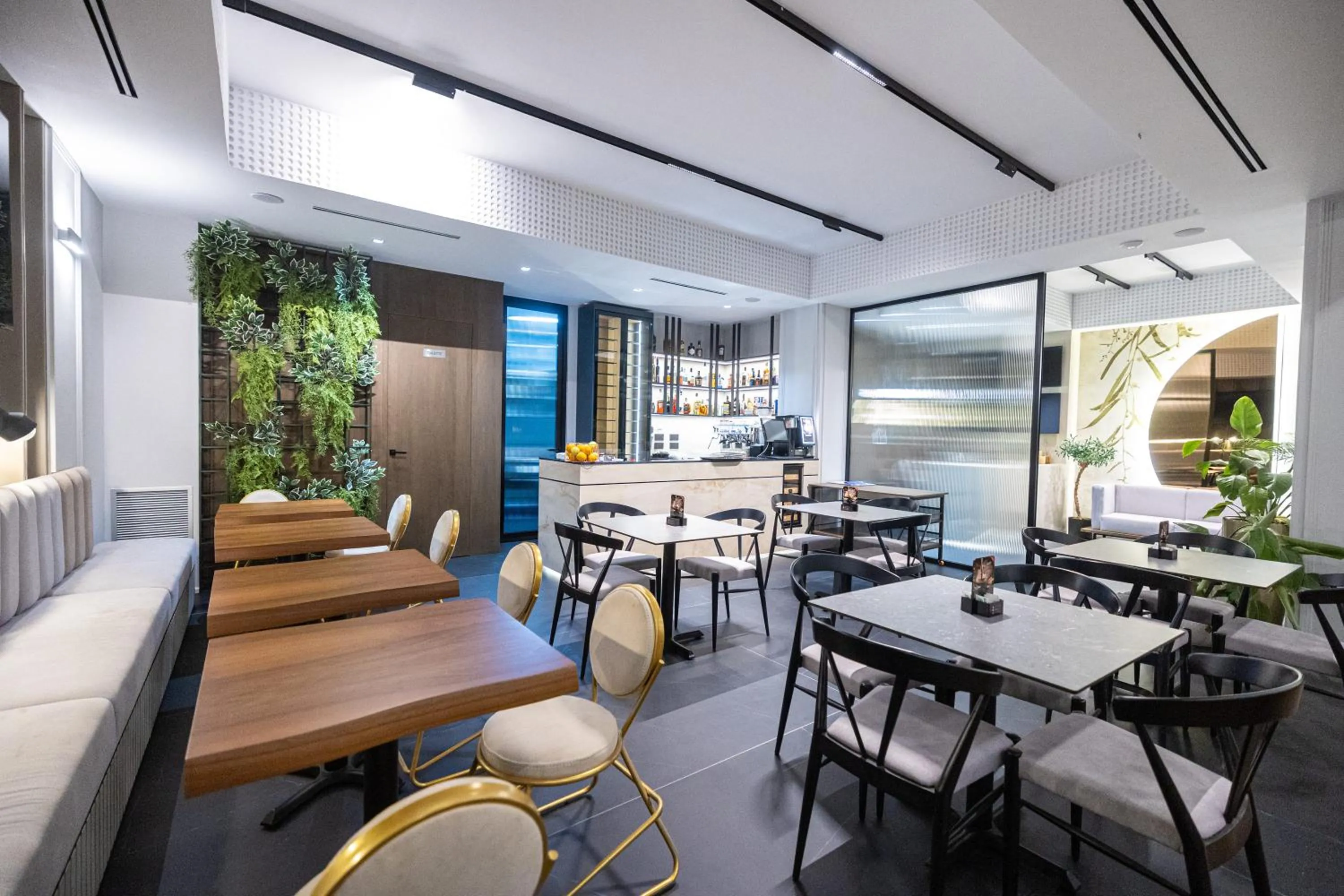 Restaurant/places to eat in Miramare Apartments