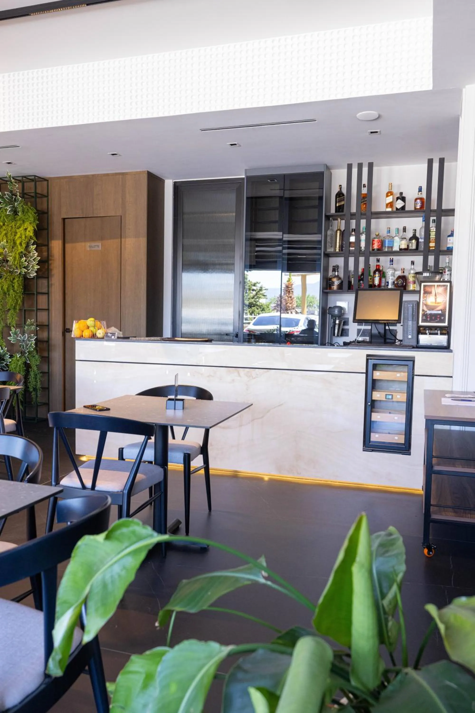 Restaurant/places to eat in Miramare Apartments